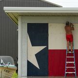 Residentes de Texas se preparan para el embate de Beryl