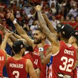 Celebran con champaña el pase a París