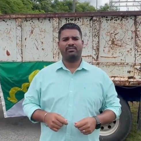 Mira cómo el alcalde de Maunabo bloqueó entrada de LUMA con un camión
