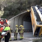 Aparatoso accidente en España: guagua se vira frente a túnel