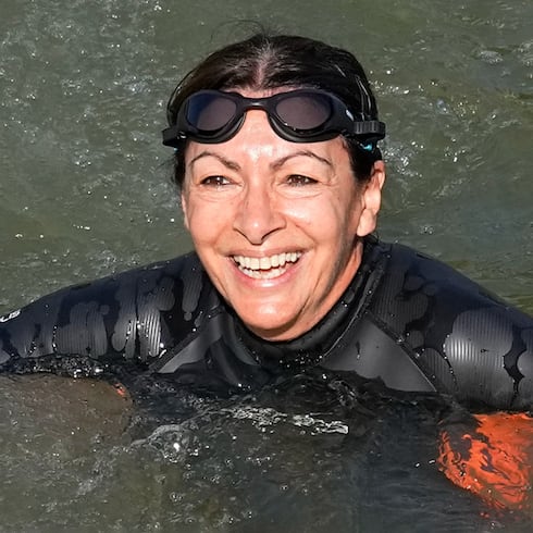 Tremendo chapuzón de la alcaldesa de París en el contaminado río Sena