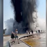 Turistas corren en histeria durante explosión hidrotermal en Yellowstone