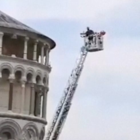 Turista es bajado con grúa de la Torre de Pisa