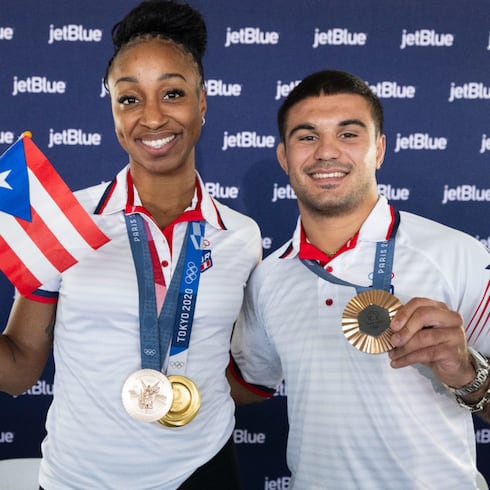 Emoción boricua en caravana de Jasmine Camacho-Quinn y Sebastián Rivera