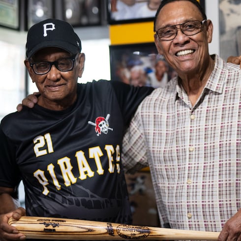 Emotivo momento: Tany Pérez entrega un madero dedicado y firmado a “Matino” Clemente