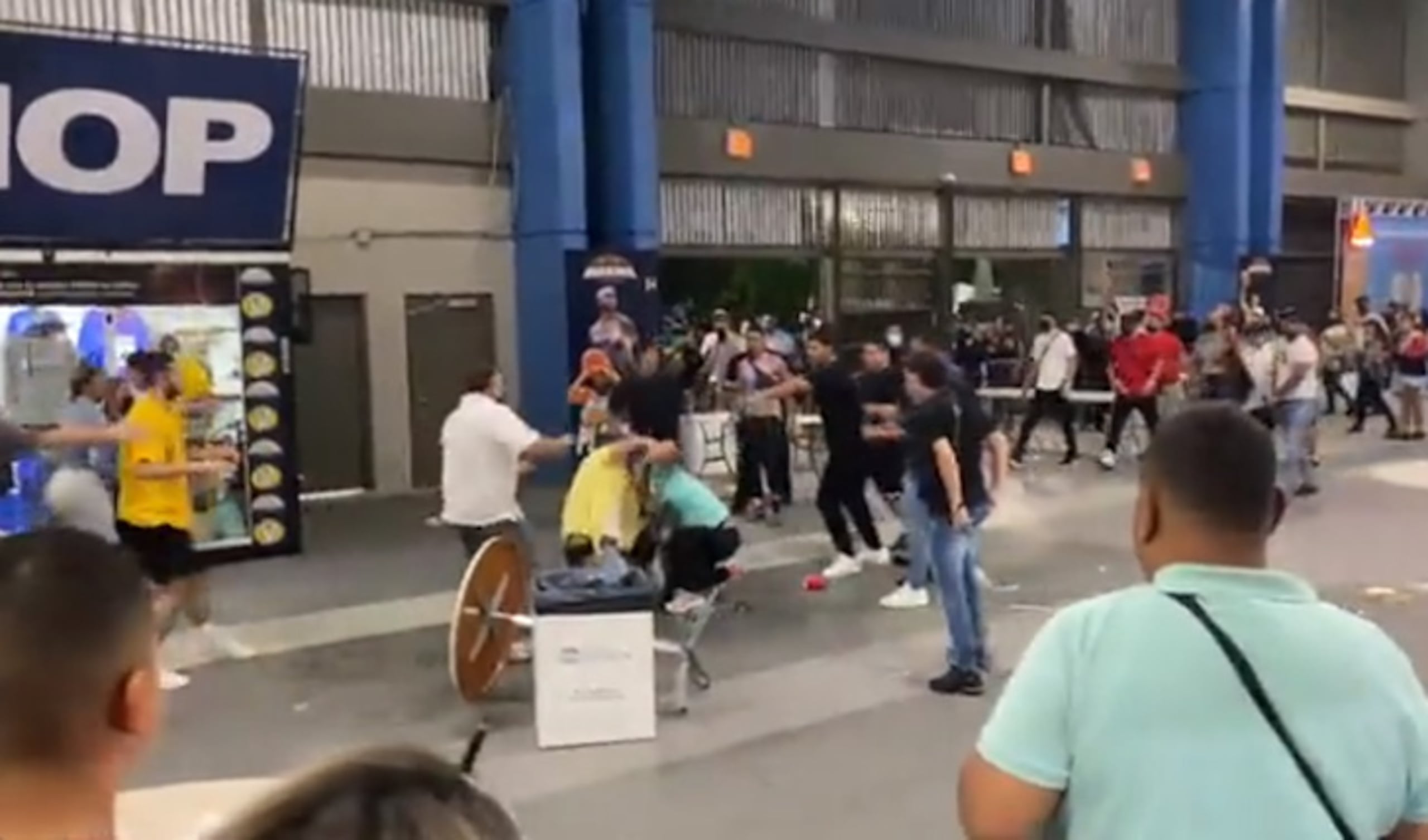 La pelea se suscitó en el principal atrio del Coliseo Rubén Rodríguez.