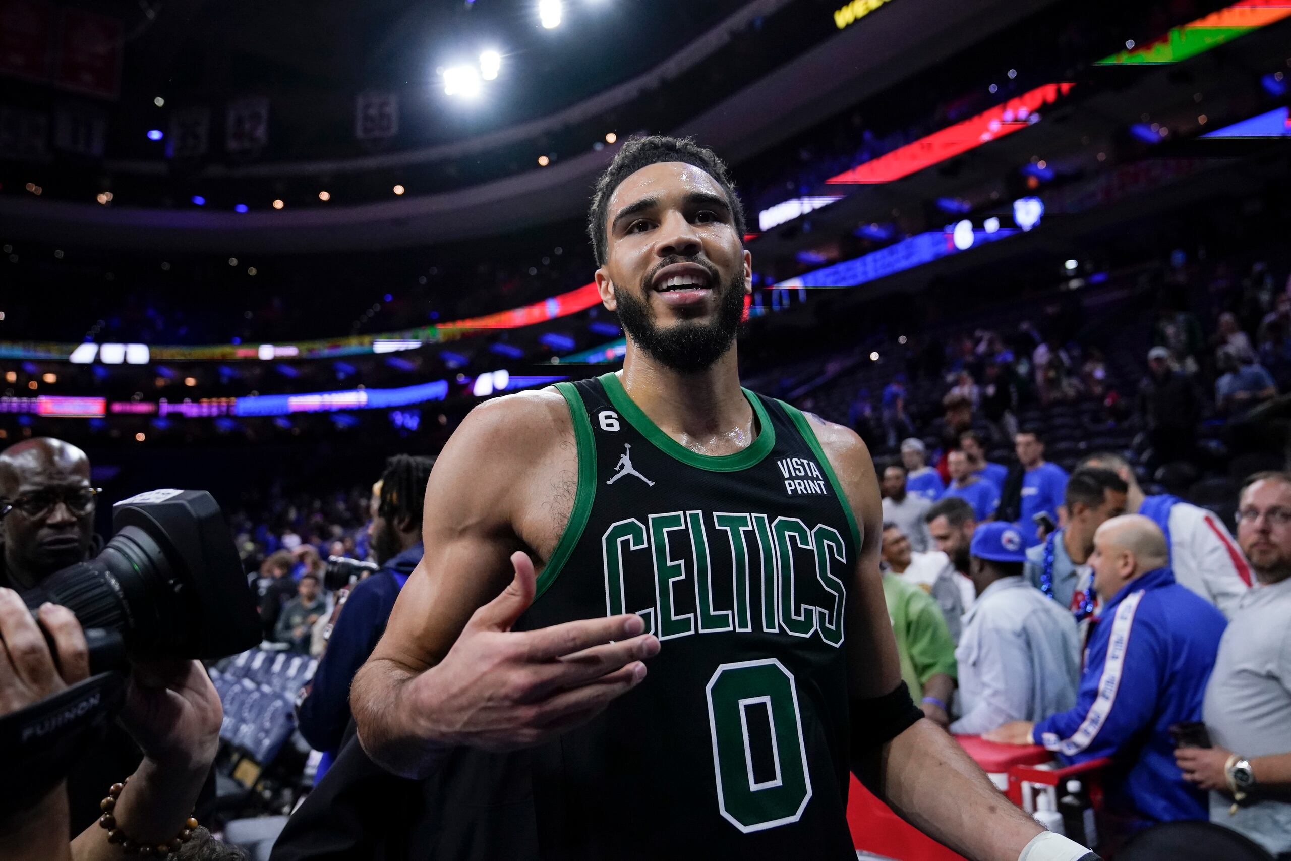 Jayson Tatum, de los Celtics, festeja luego del tercer partido de las semifinales de la Conferencia Este, una victoria en la casa de los Sixers de Filadelfia.