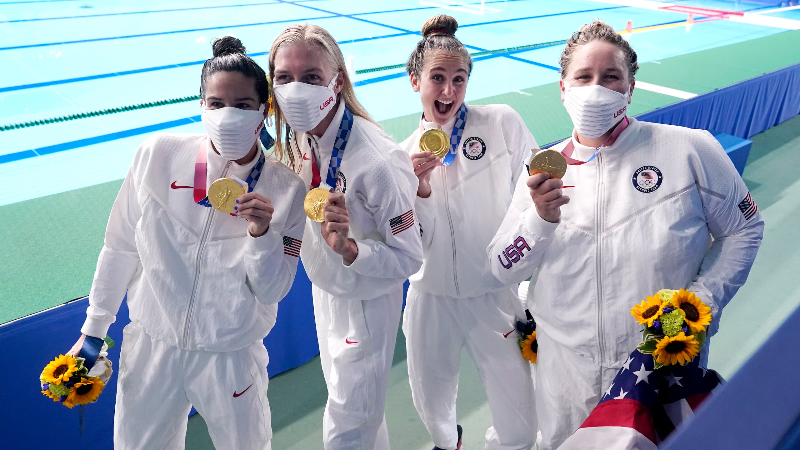 Jugadoras del equipo celebran con sus medallas.