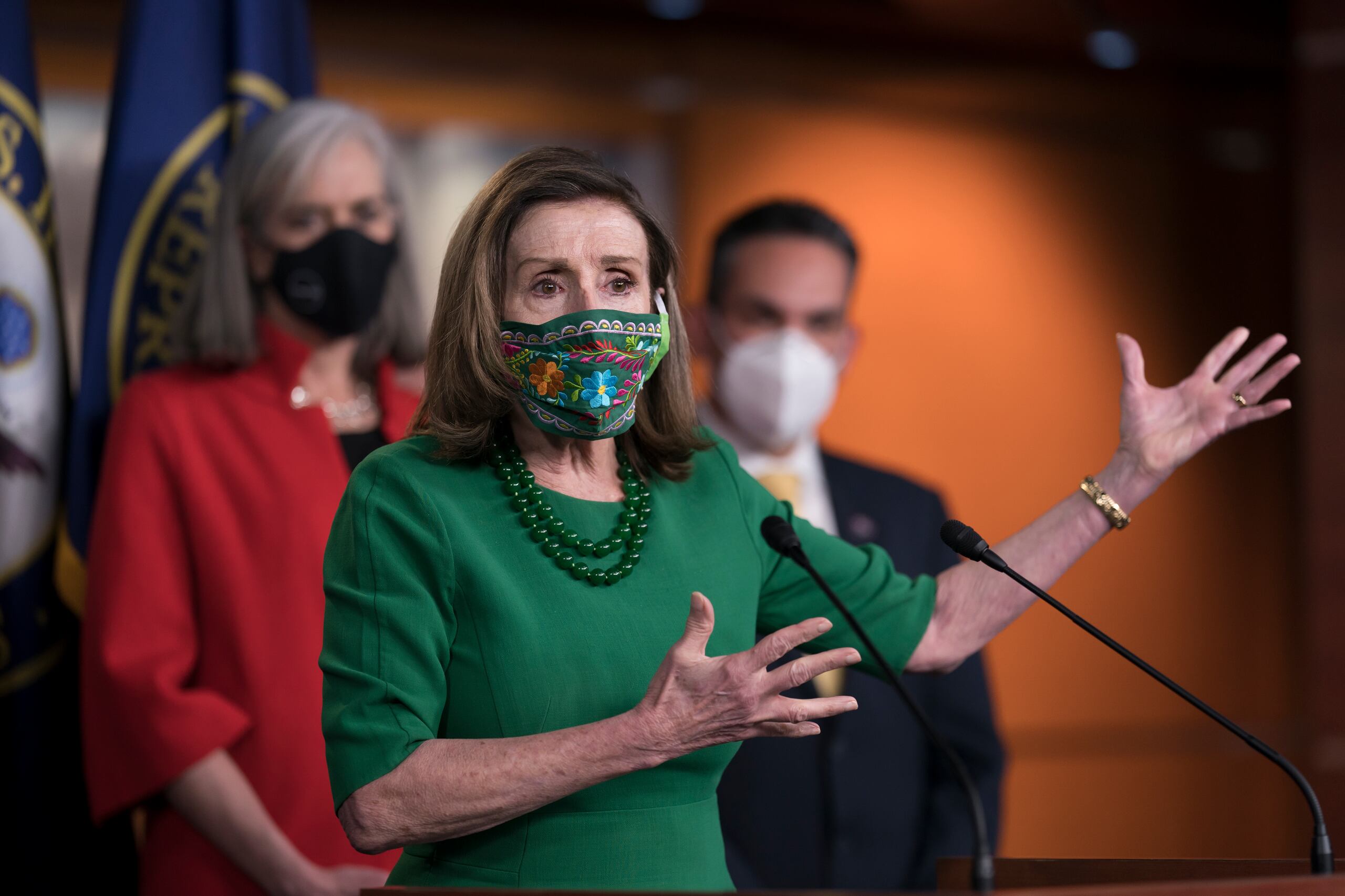 La presidenta de la Cámara de Representantes, Nancy Pelosi, habla con reporteros antes de la aprobación de un paquete de ayudas contra el coronavirus, en el Capitolio, Washington.