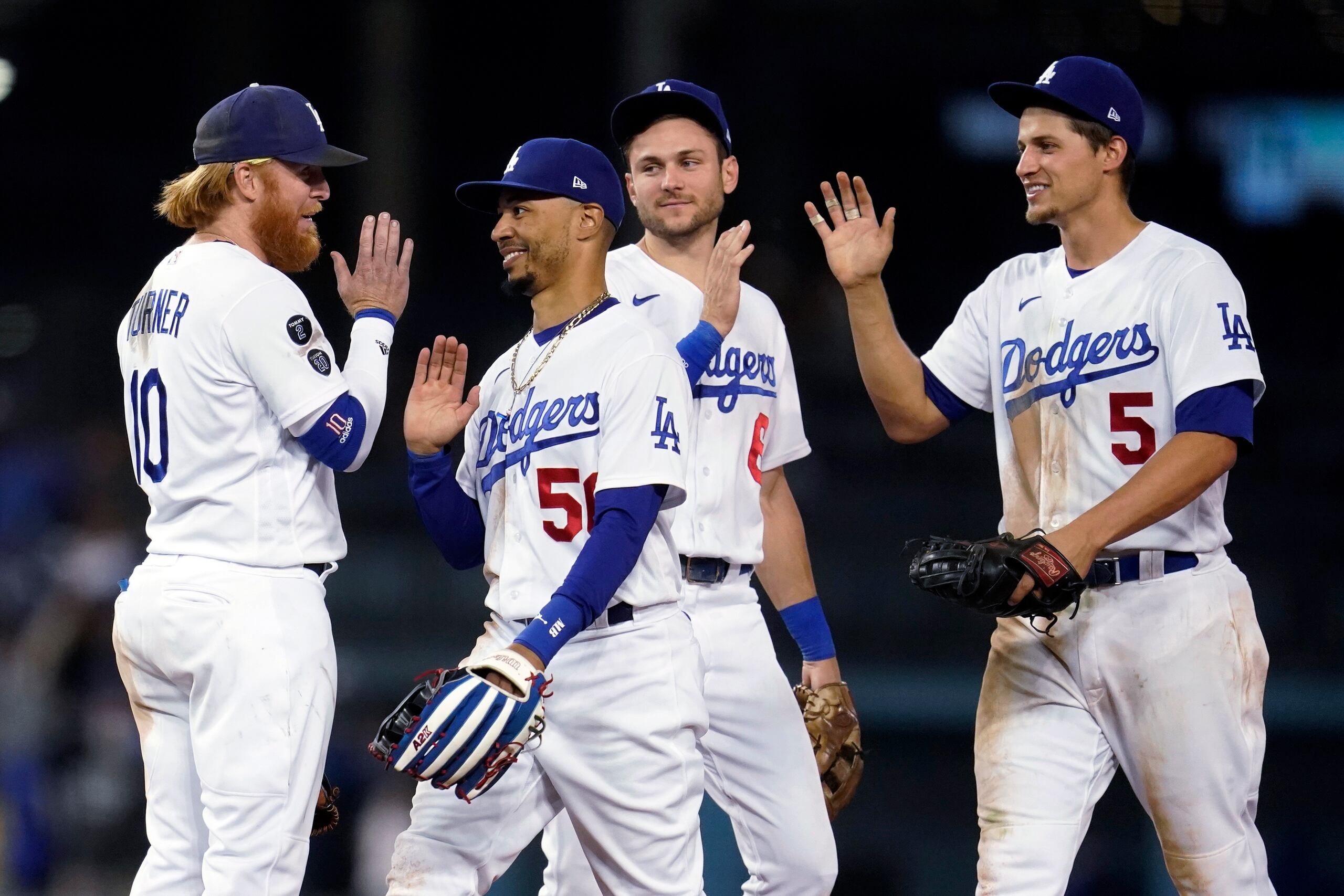 Los Dodgers tienen asegurado su participación en los playoffs por medio de un puesto de wild card pero aún libran una batalla por la división ante los Giants.