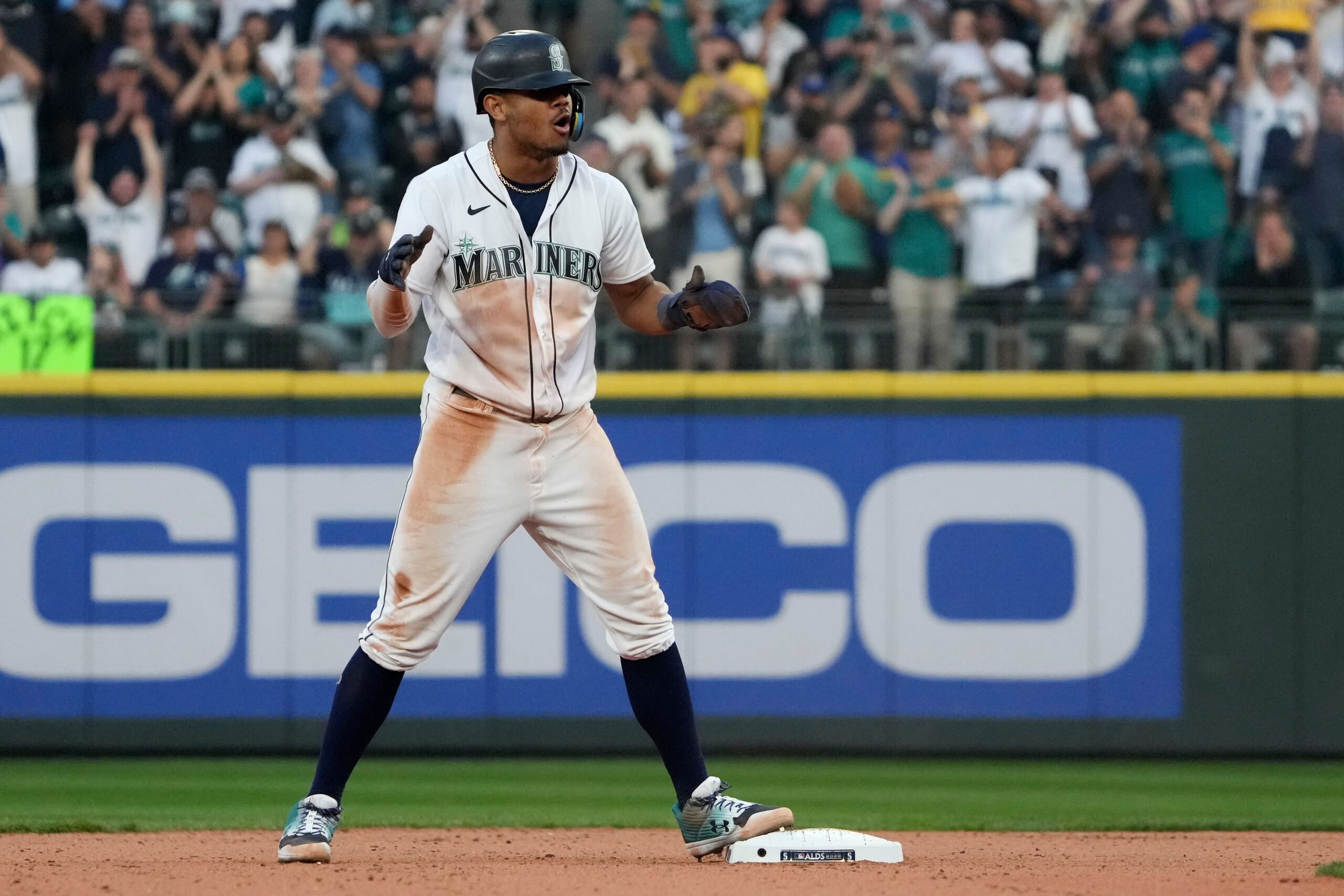 En foto del sábado 15 de octubre del 2022, Julio Rodriguez de los Mariners de Seattle reacciona tras robar segunda base en la 13ma entrada del juego 3 de la Serie Divisional ante los Astros de Houston.