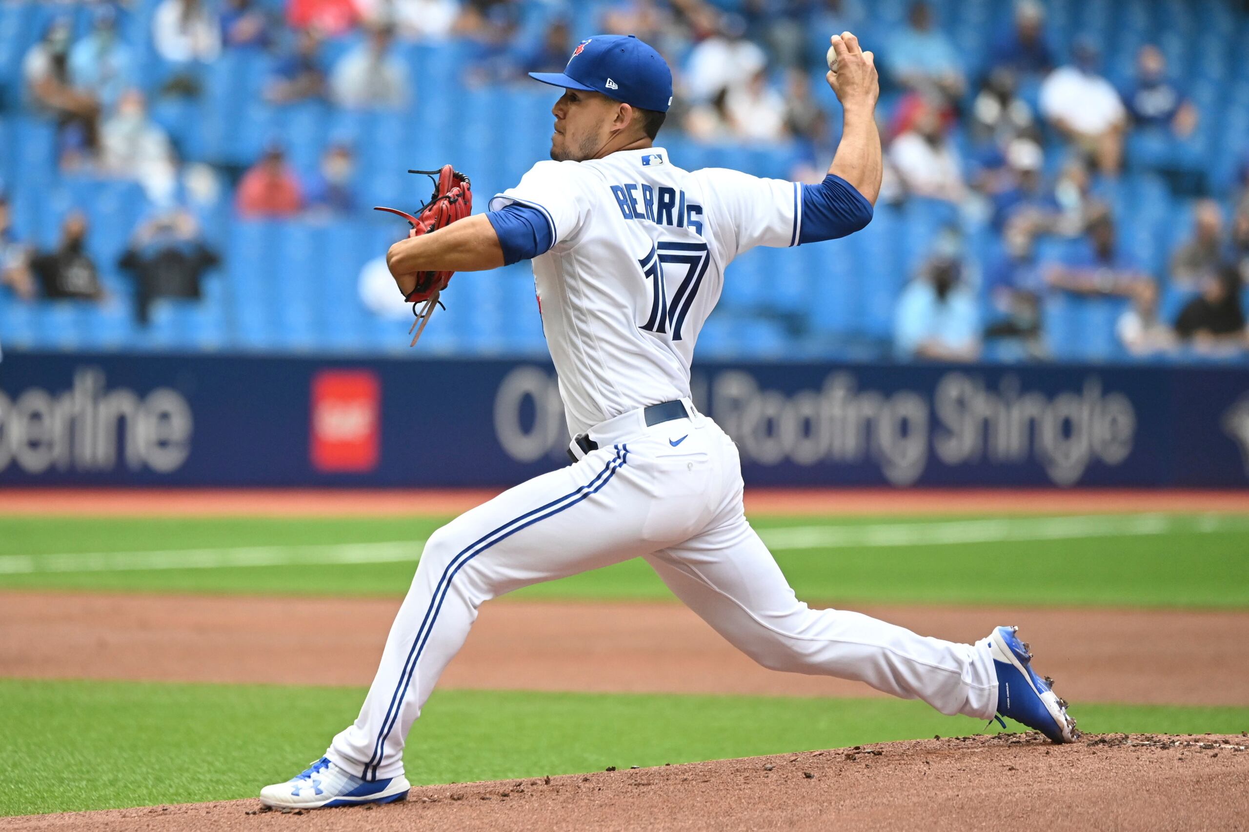 José Berríos  completa un lanzamiento durante su debut el domingo con los Blue Jays de Toronto.