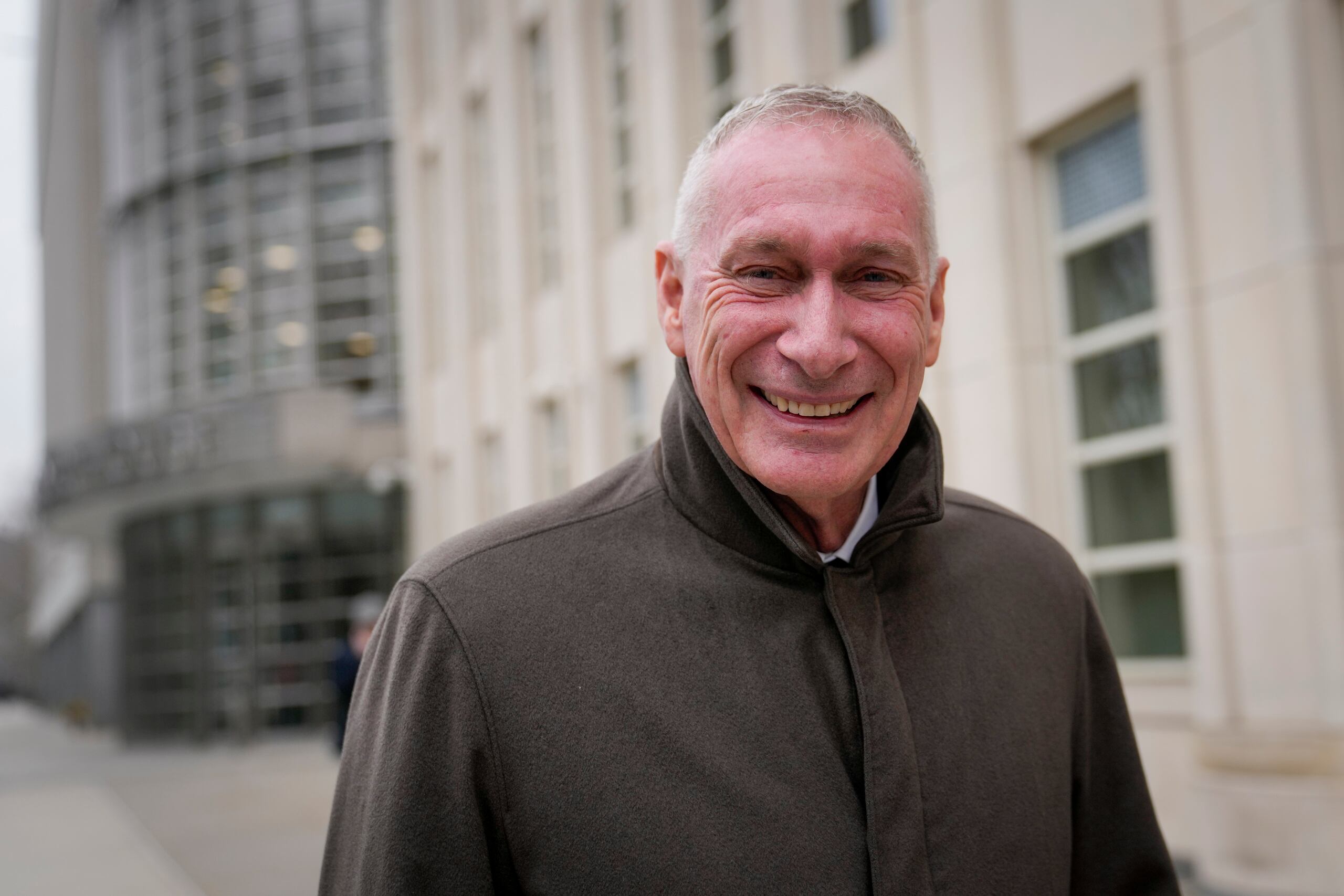 El expresidente de ESPN, John Skipper, sale de la corte federal luego de testificar en un caso de corrupción el martes en Nueva York.