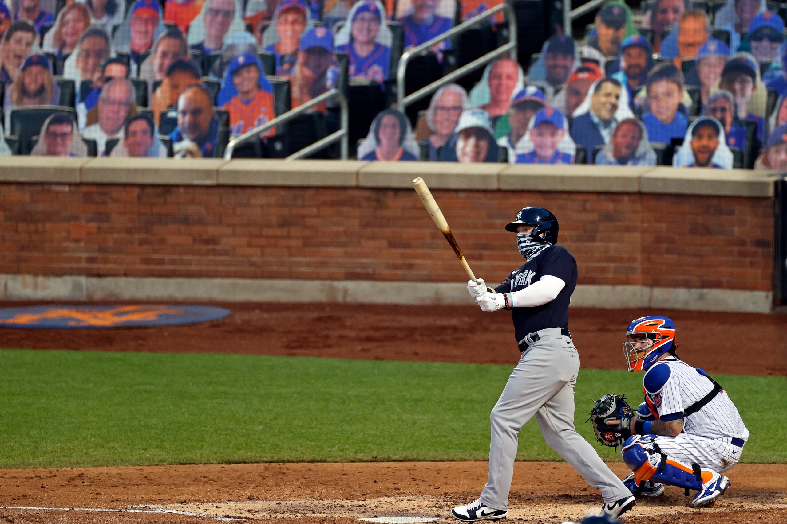 Clint Frazier, de los Yankees, observa la trayectoria de su jonrón de dos carreras contra los Mets con las imágenes de fanáticos de fondo en el Citi Field de Nueva York.