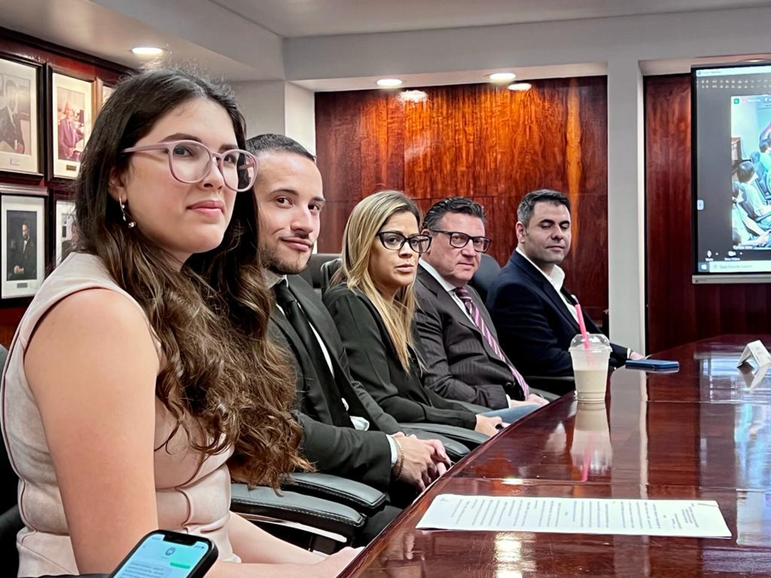 De izquierda a derecha: Doris Candelaria y Luis Blanco Riveiro, cofundadores de Insu Health Design; Dolmarie Méndez Vidot, directora de personal de PapEasy, junto a sus cofundadores, Kamran Ayagh y Arian Shahmar.