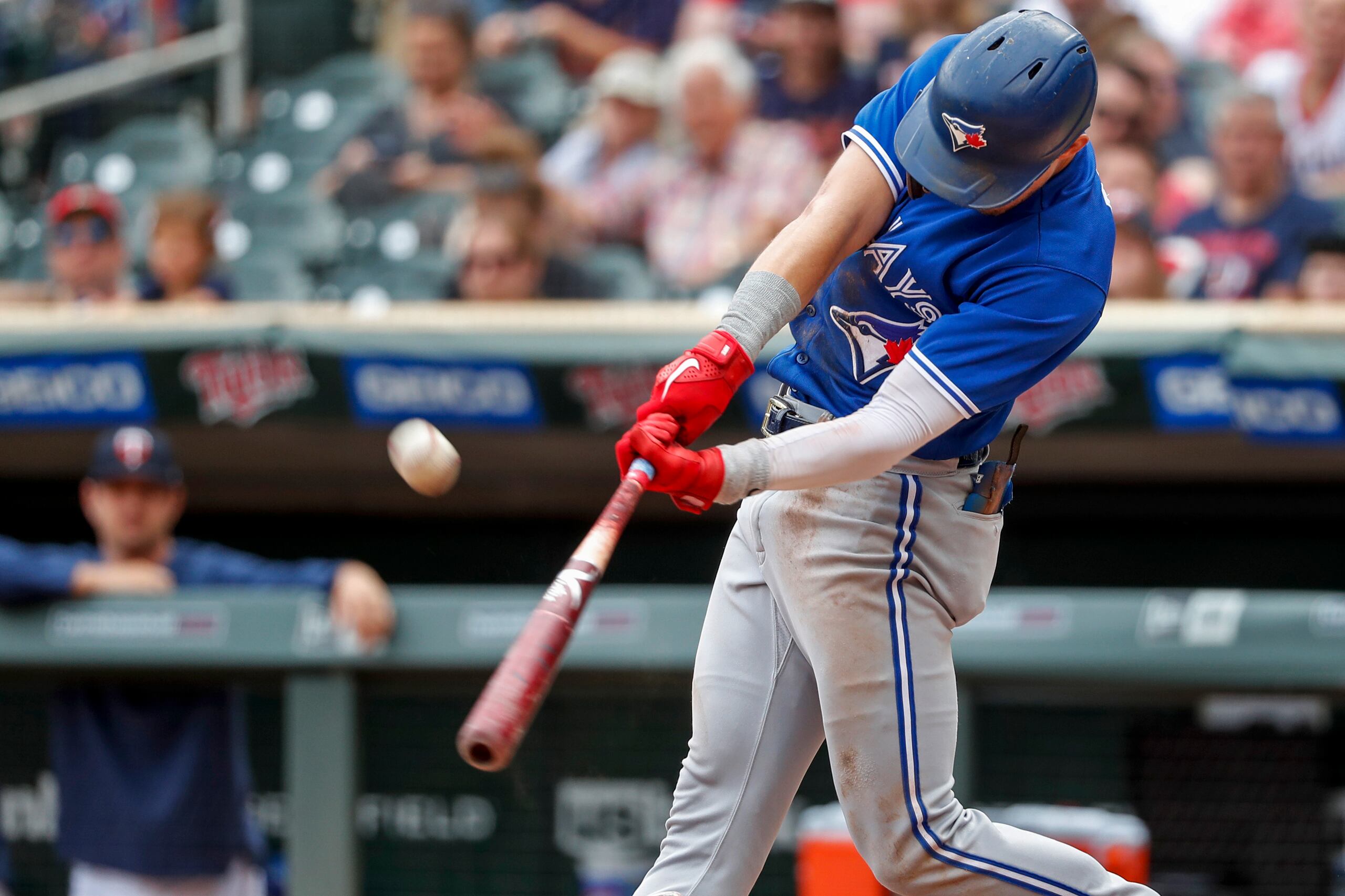 Cavan Biggio pega el elevado de sacrificio que decidió el partido.