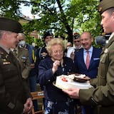 Ejército de EE.UU. “devuelve” bizcocho a mujer italiana por su 90 cumpleaños