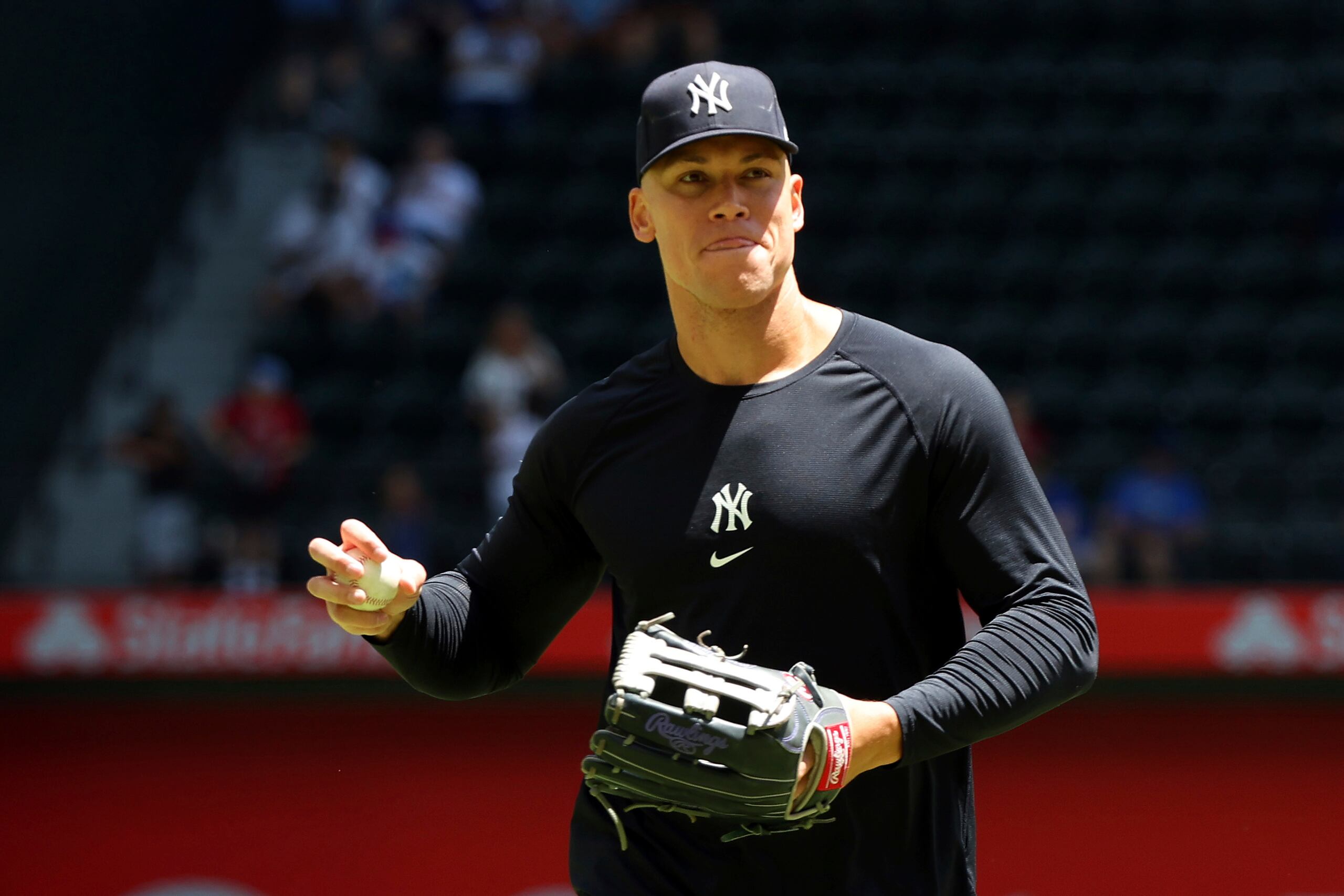 El jardinero central de los Yankees, Aaron Judge, realiza un calentamiento antes del juego ante los Rangers de Texas.