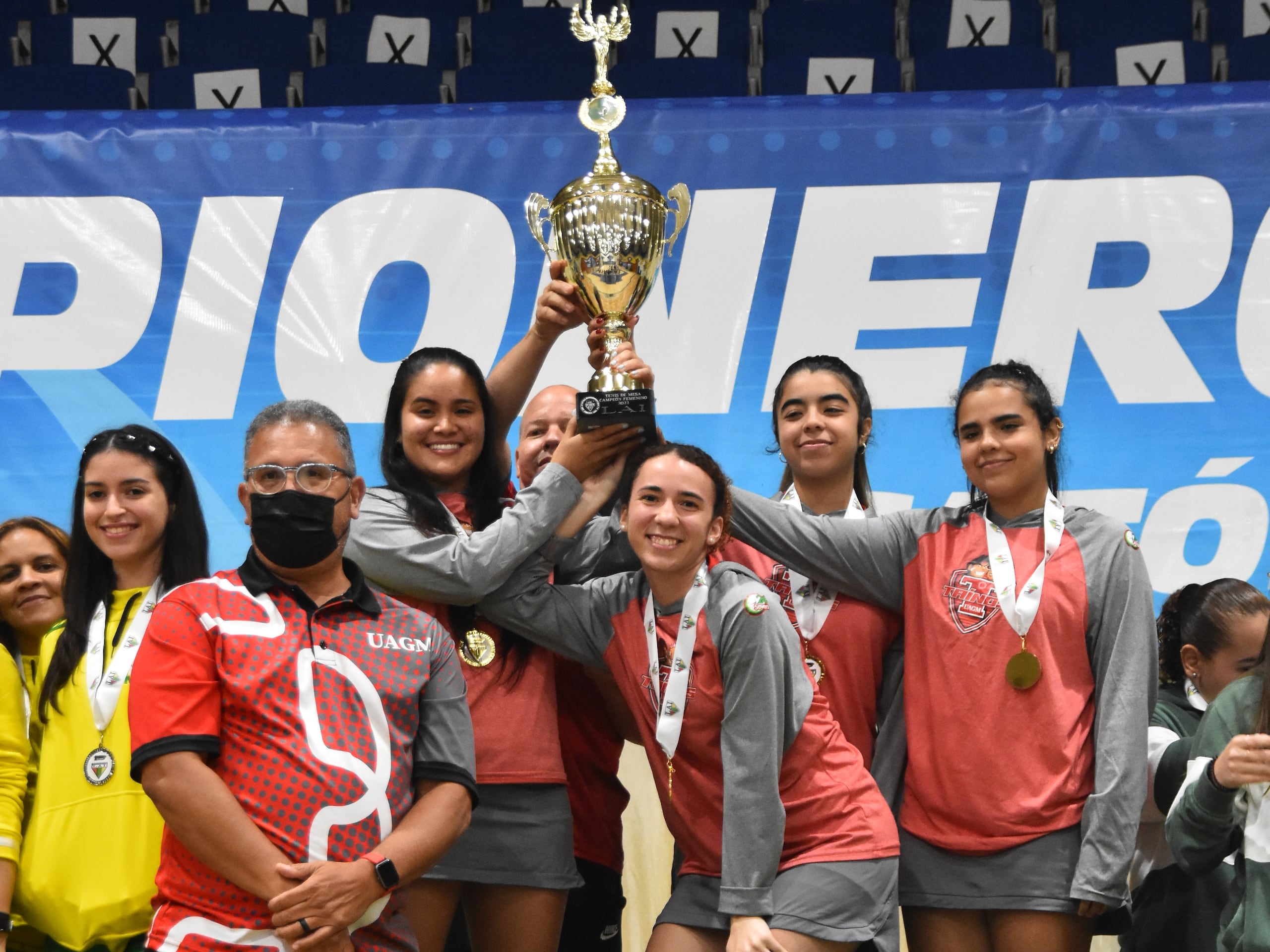 Las Taínas ganaron el campeonato del tenis de mesa femenino. Entre sus atletas está Fabiola Díaz, a la derecha, la hermana menor de Adriana y Melanie Díaz.