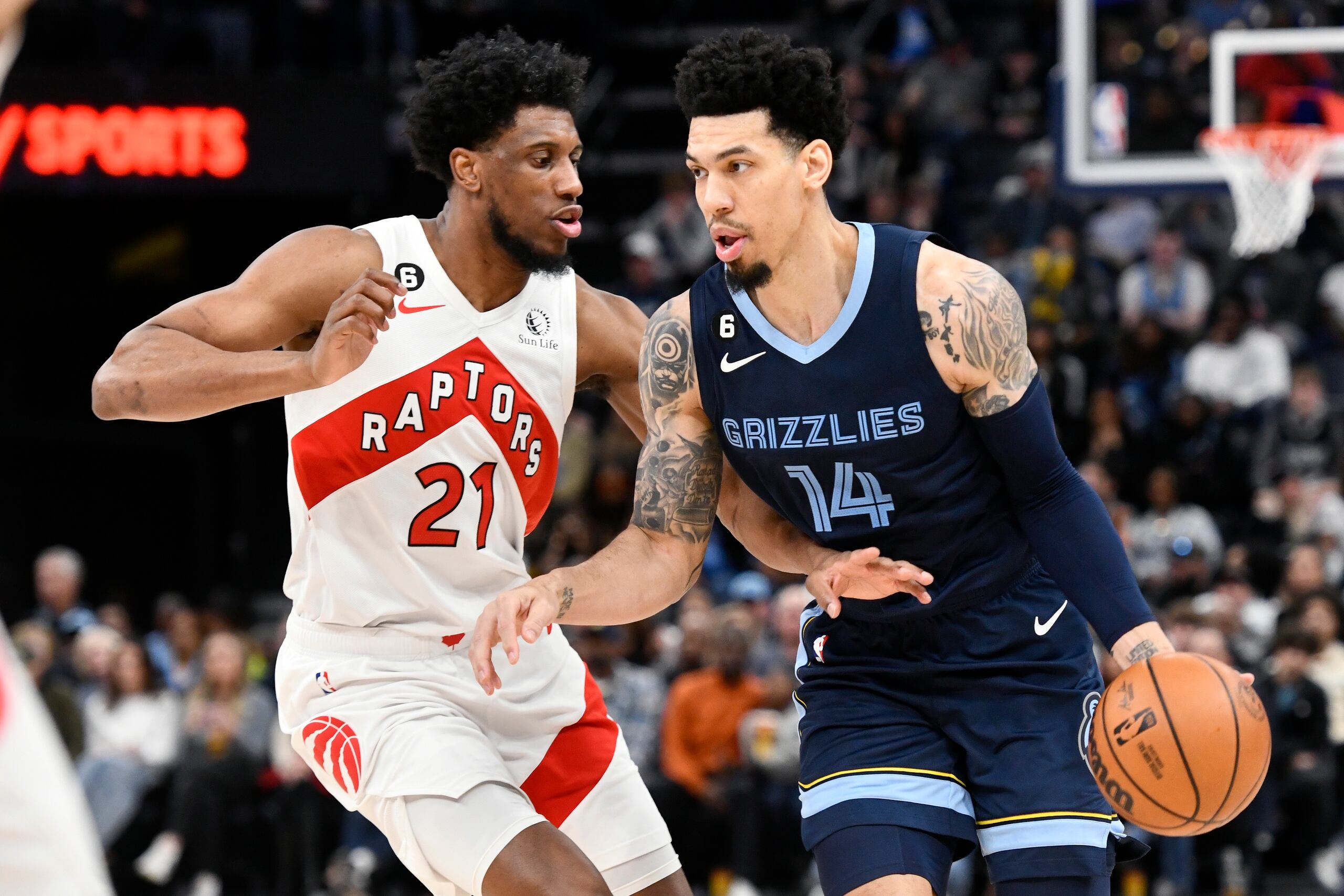 Foto del 4 de febrero del 2023, el base de los Grizzlies de Memphis Danny Green maneja el balón frente al alero de los Raptors de Toronto Thaddeus Young. Green está cerca de firmar con los Cavaliers.