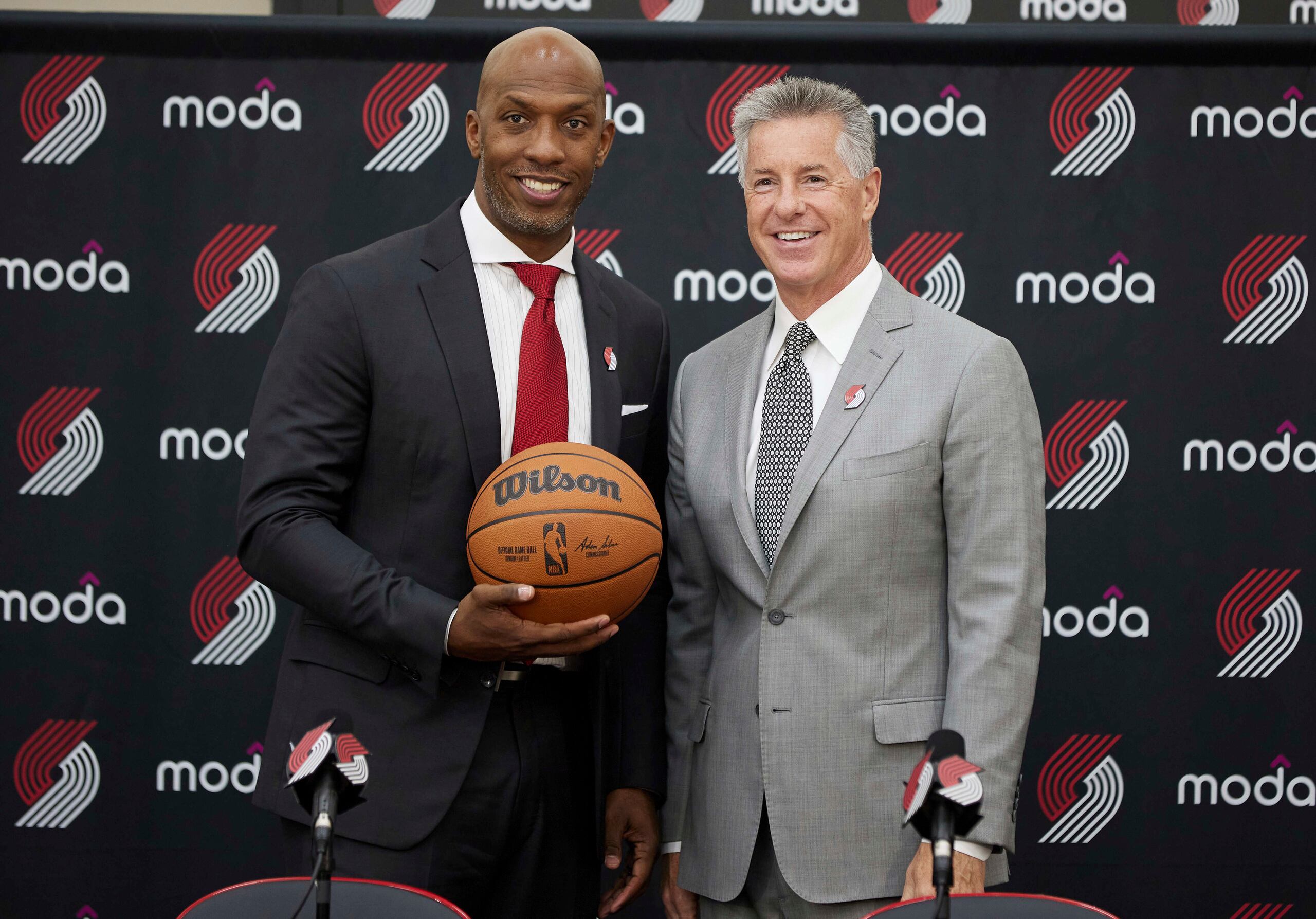 El presidente de operaciones de básquetbol de los Trail Blazers de Portland, Neil Olshey, posa al lado de quien fue presentado como nuevo entrenador del equipo, Chauncey Billups, en la instalación de entrenamiento del conjunto en Tualatin, Oregon, el 29 de junio de 2021.