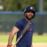 Dusty Baker evalúa mover a José Altuve de su turno en la alineación