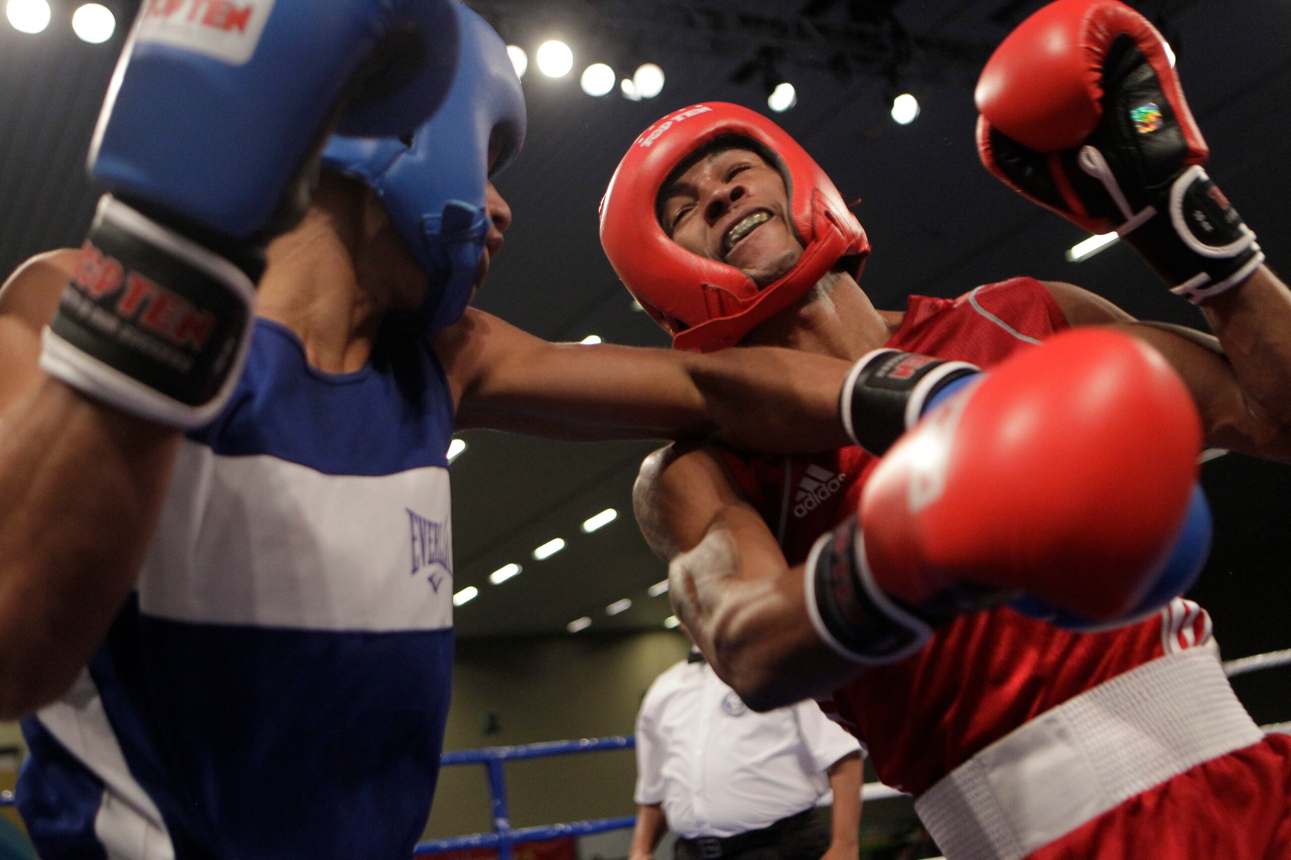 Lázaro Álvarez (derecha) es uno de seis púgiles que subirán al ring levantado en la Feria del Palenque en Aguascalientes, México.