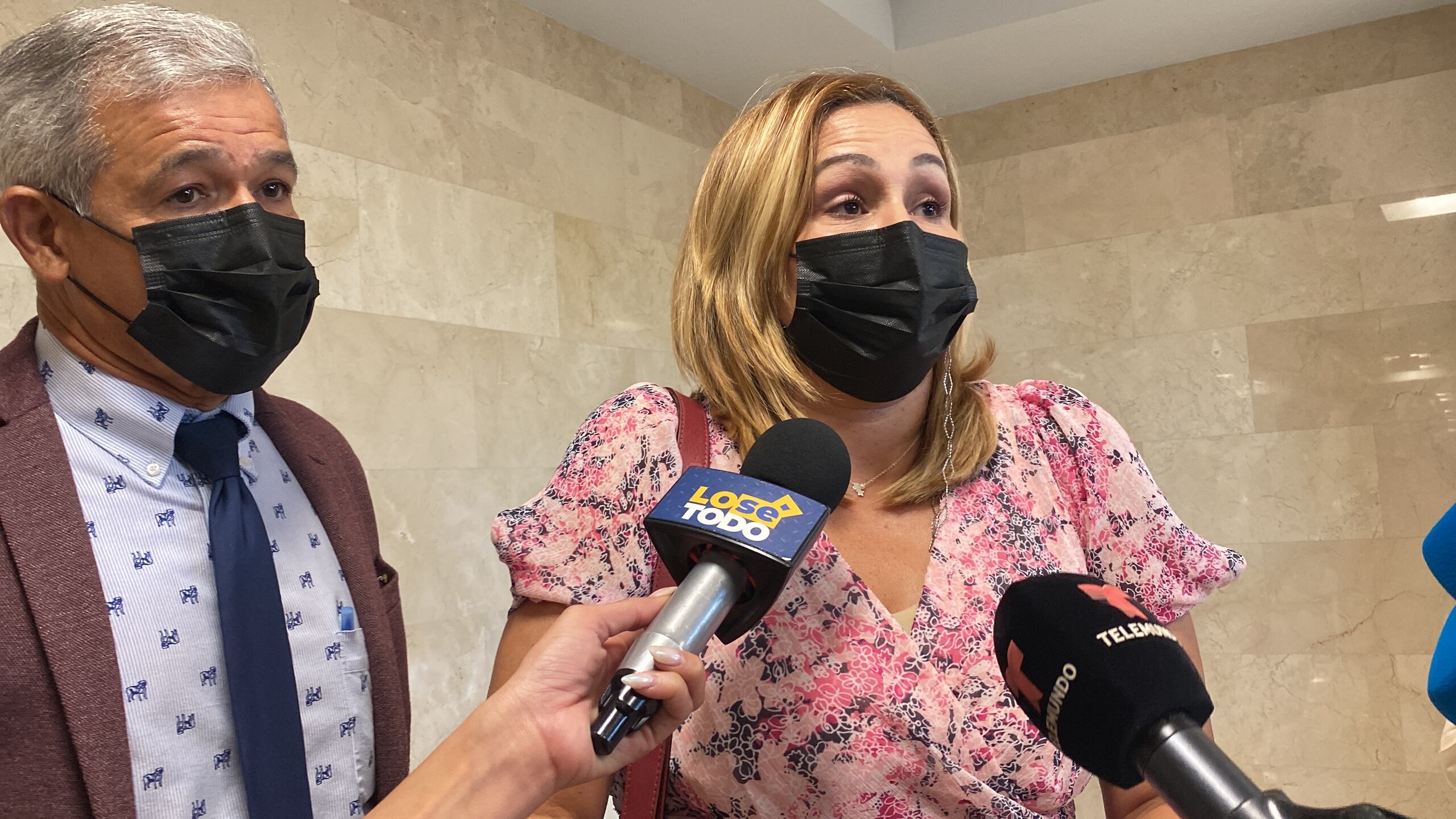 La abogada Sylvia Sepúlveda representa a Carlos Soto Rivera, imputado de violar a su hijastra, una menor de 13 años de edad a la que embarazó. En la foto, junto al abogado Luis Pérez Bonilla durante una vista anterior. (Archivo/ alex.figueroa@gfrmedia.com