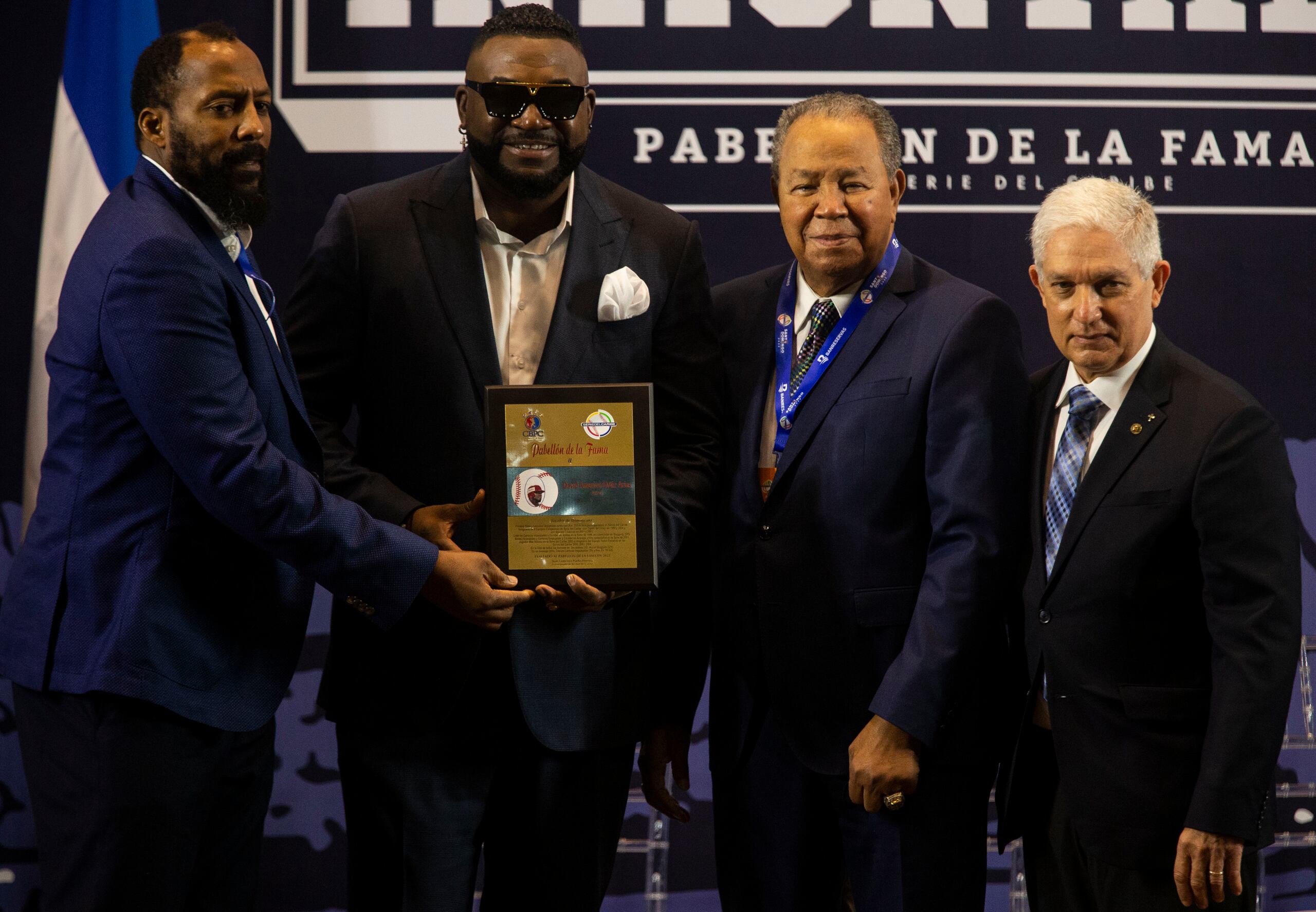 Vladimir Guerrero padre da la bienvenida a David Ortiz al Salón de la Fama de la Serie del Caribe en compañía del también miembro del recinto Juan Marichal y el presidente de la Confederación del Béisbol del Caribe, Juan Francisco Puello Herrera.