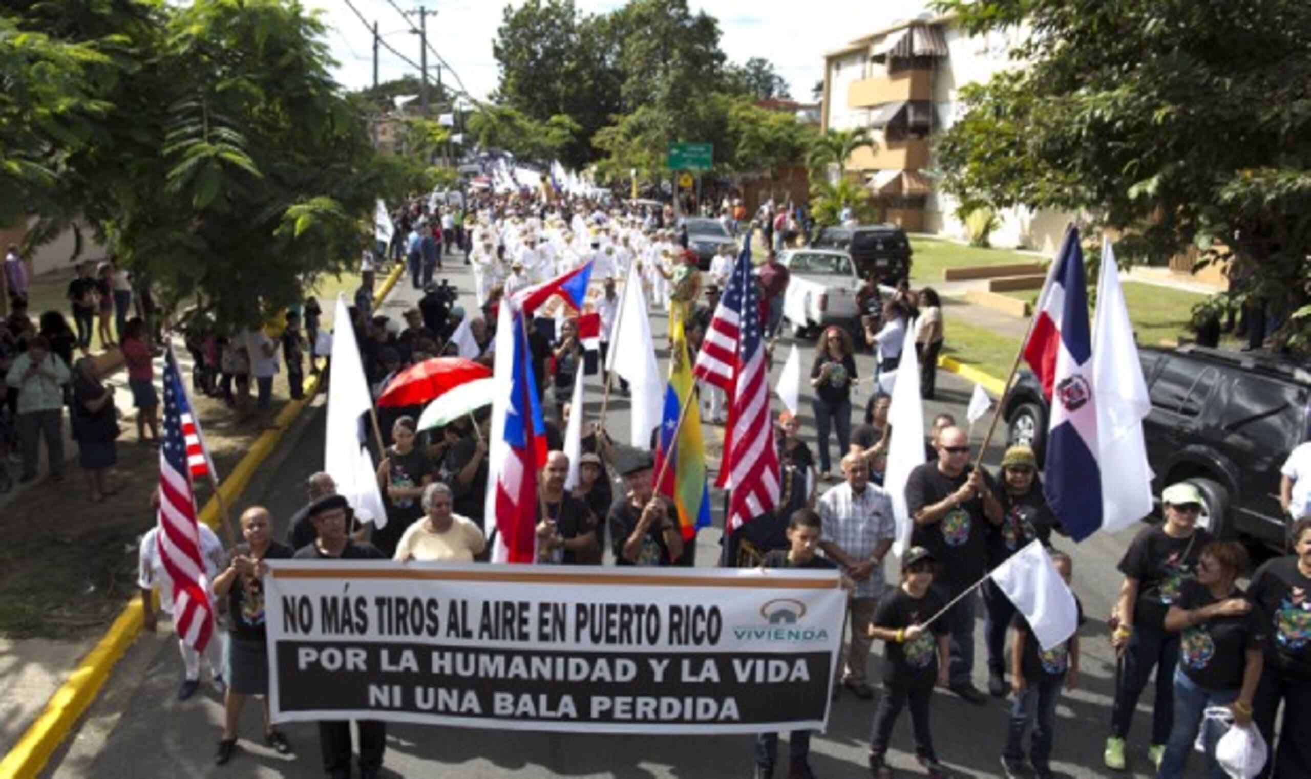 Pleneros, payasos, familias completas, políticos y funcionarios gubernamentales marcharon ayer por las calles del residencial Manuel A. Pérez, en San Juan, para reclamar el fin de la práctica de hacer disparos al aire durante las festividades navideñas.