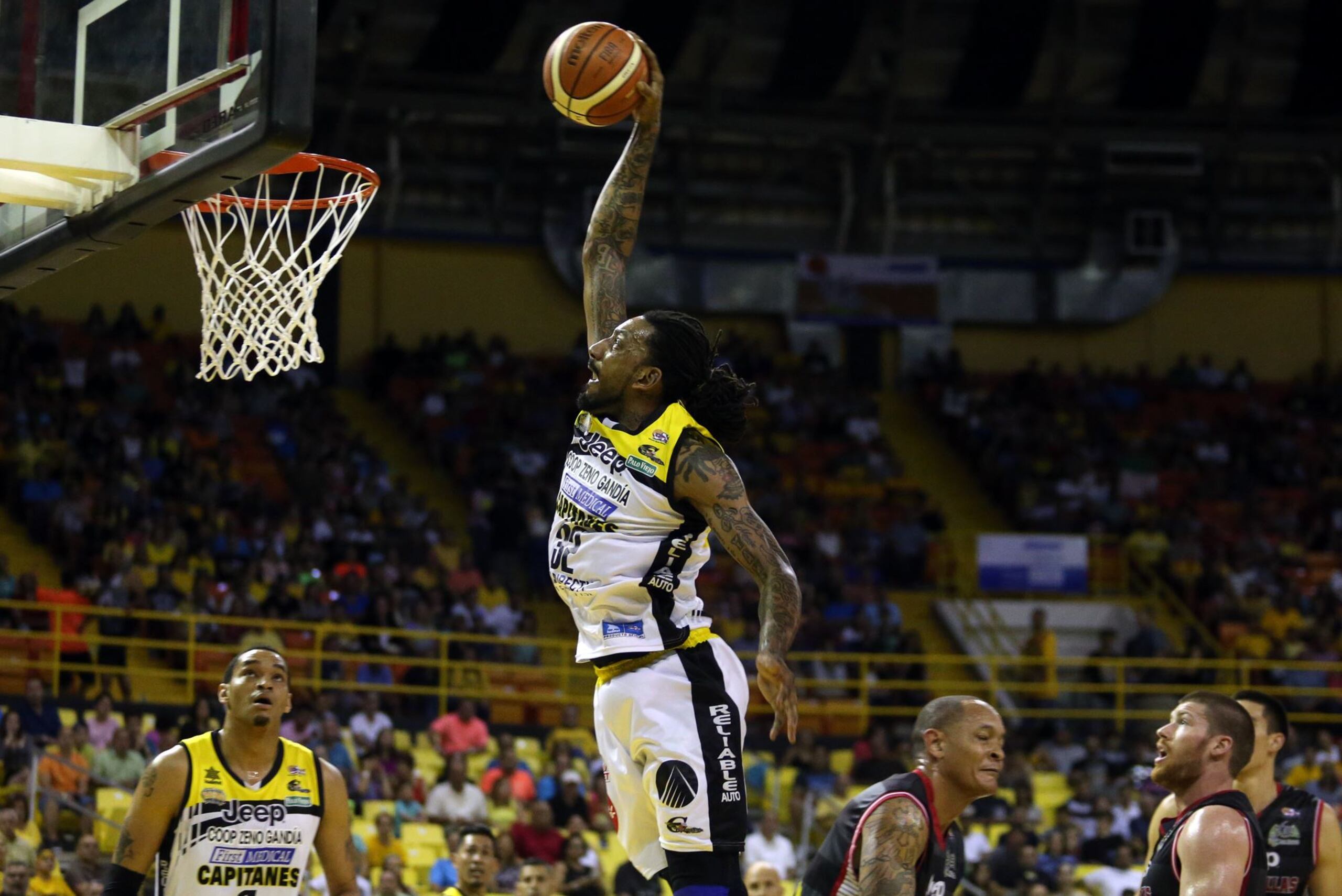 Renaldo Balkman (en la foto) logró 30 puntos y David Huertas sumó otros 19 tantos para que los subcampeones Capitanes superaran 96-90 a los bicampeones Leones de Ponce.