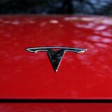 Tesla busca reducir costos de nuevos autos a la mitad