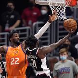 Despegue de Ayton tiene a los Suns a un triunfo de la final de NBA