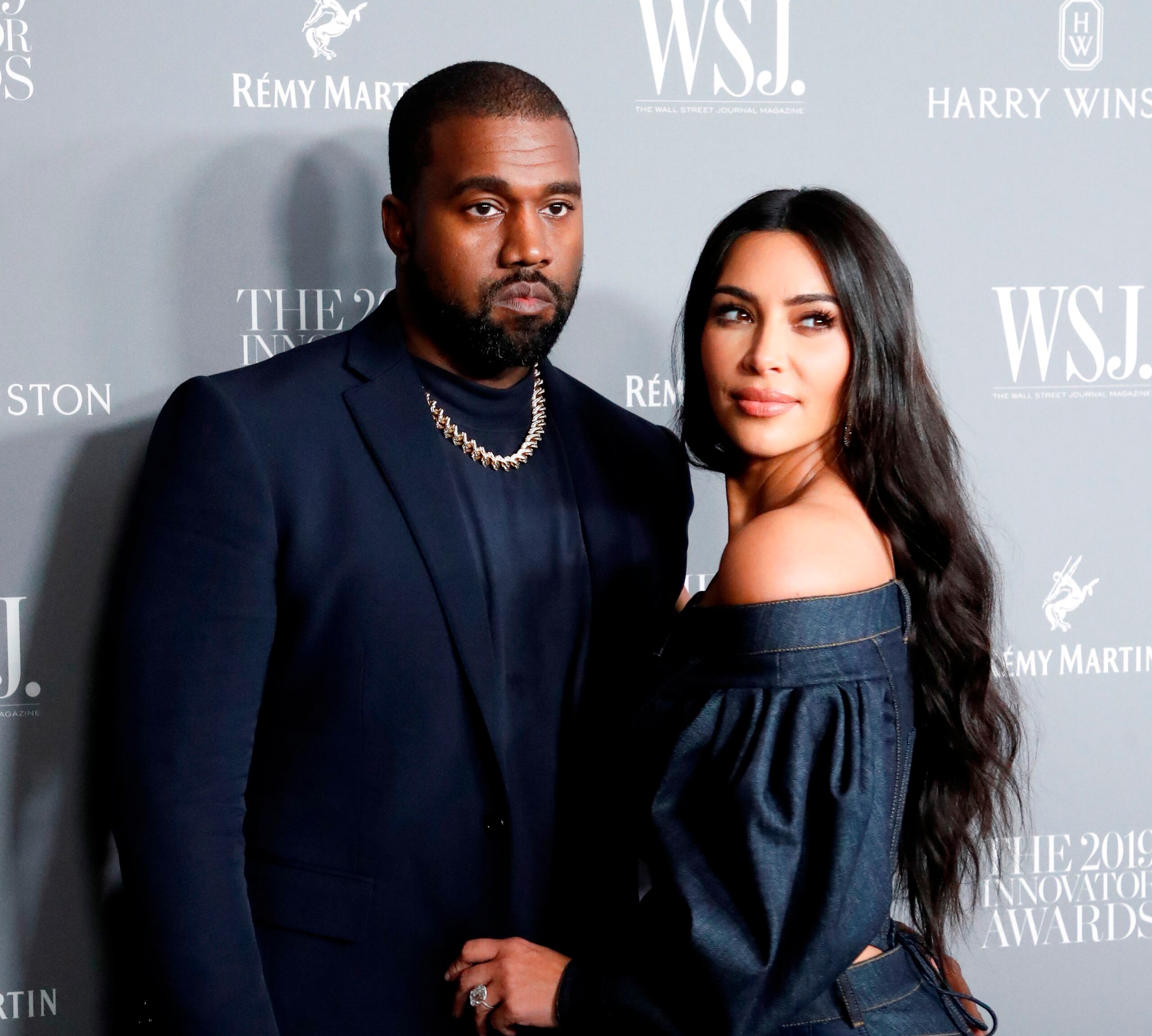 En sus últimas semanas, Kanye West, quien lleva separado de Kim Kardashian desde febrero de 2021, se vio paseando por las calles de Los Ángeles con una nueva acompañante.