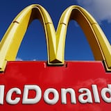 Activistas bloquean bodegas de McDonald’s en Gran Bretaña 