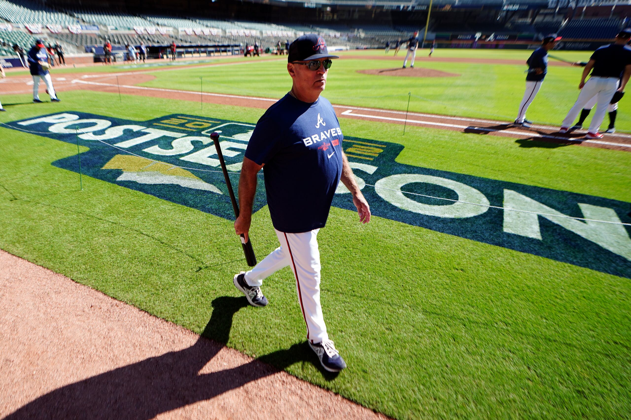 Brian Snitker, mánager de los Braves de Atlanta, camina en el terreno durante una práctica, el lunes 10 de octubre de 2022.