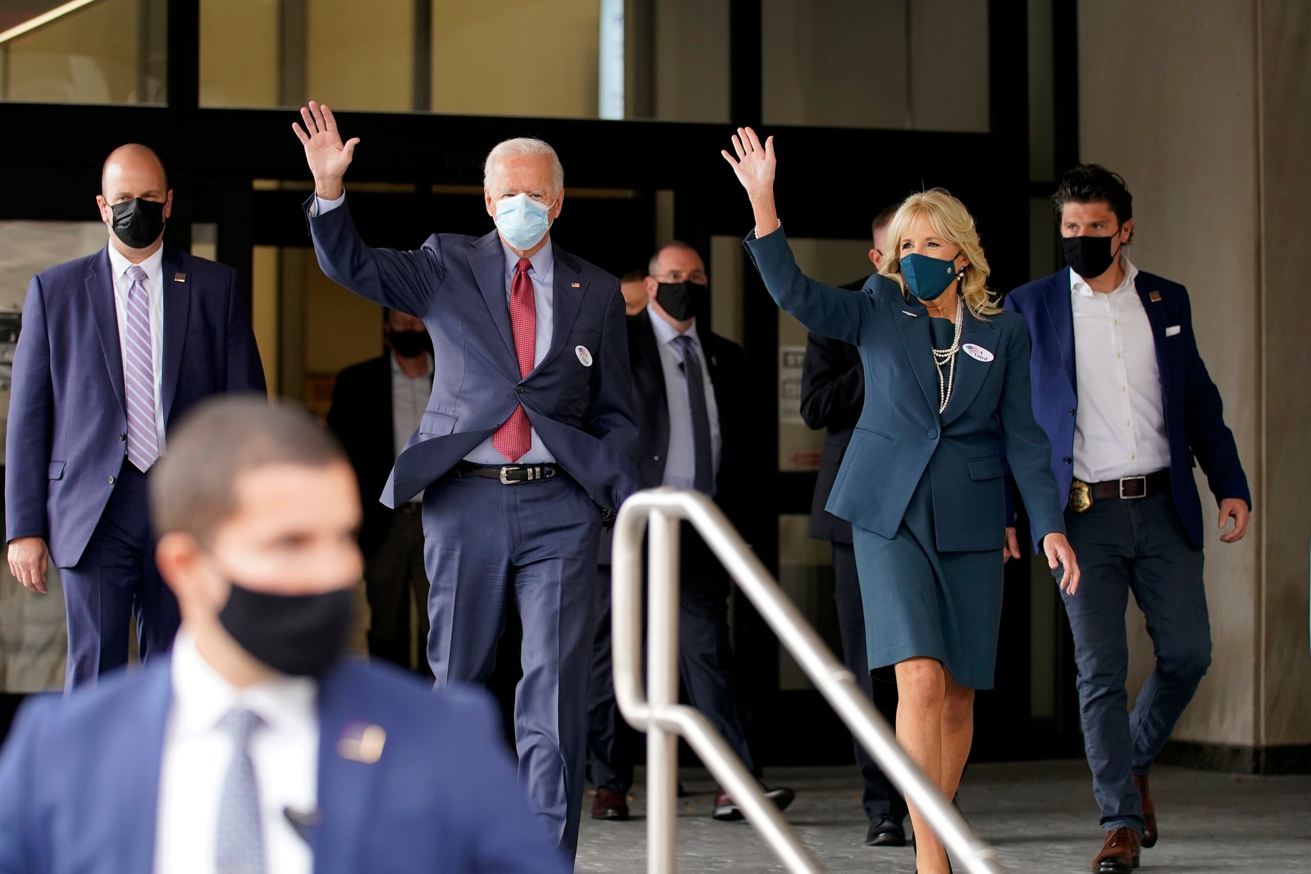 Joe Biden y su esposa Jill saludaron después de votar en un edificio de oficinas estatales en Wilmington, Delaware.