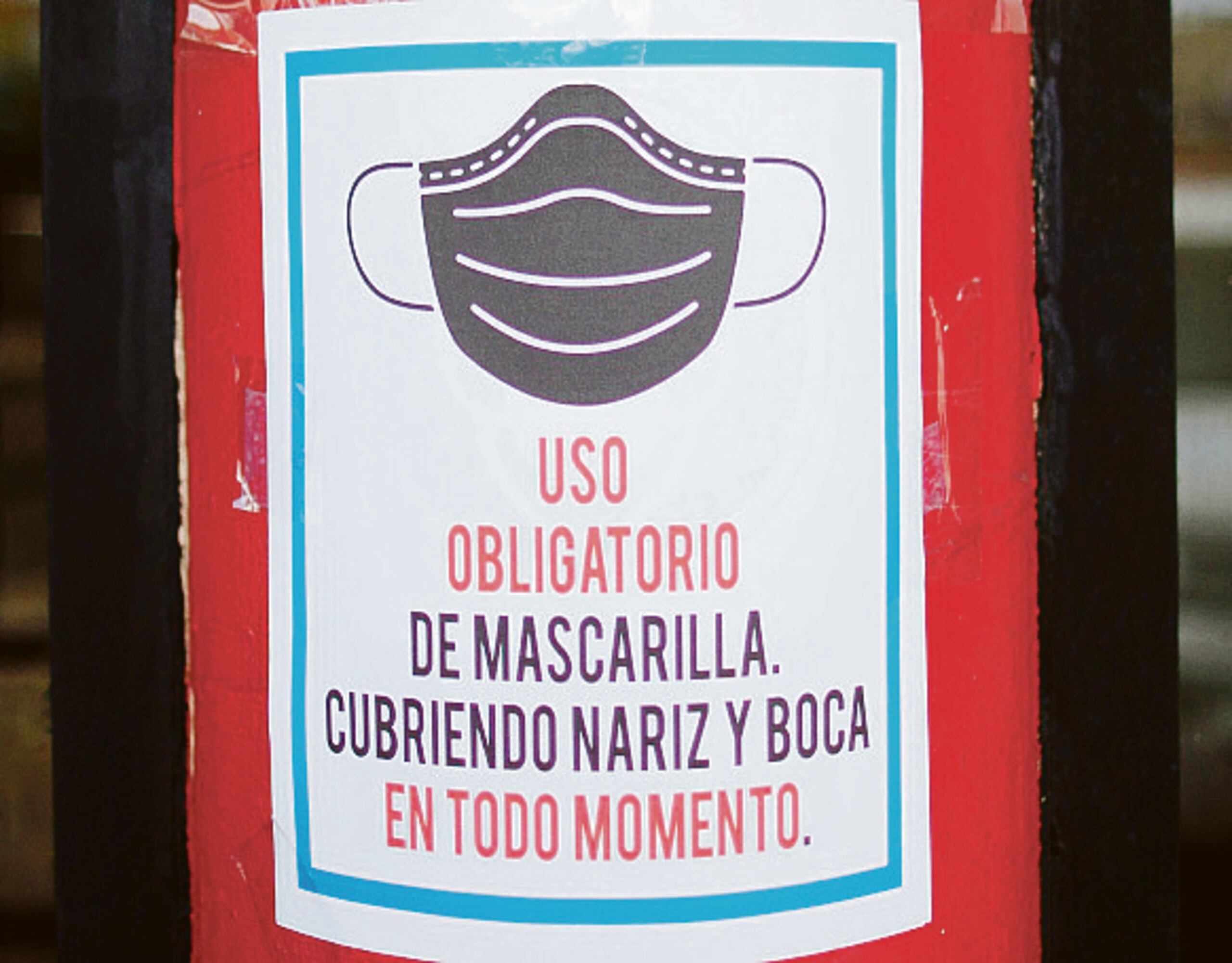 Las nuevas recomendaciones no cambian el requerimiento de usar mascarillas en el transporte público y en aeropuertos y estaciones de trenes y de autobuses.