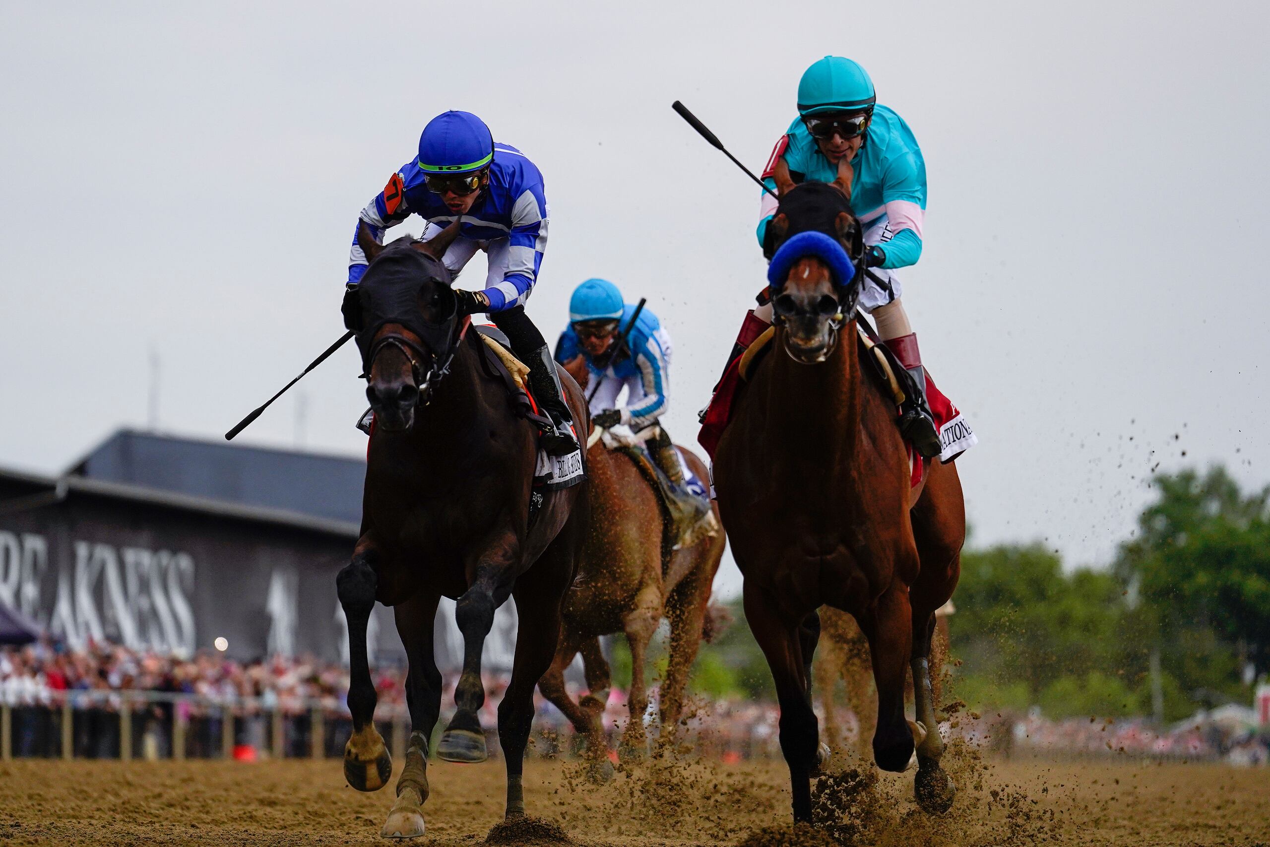 Estes es el momento en John Velazquez y National Treasure le sacan ventaja a Blazing Sevens e Irad Ortiz luego de un duelo en la recta final del Preakness.