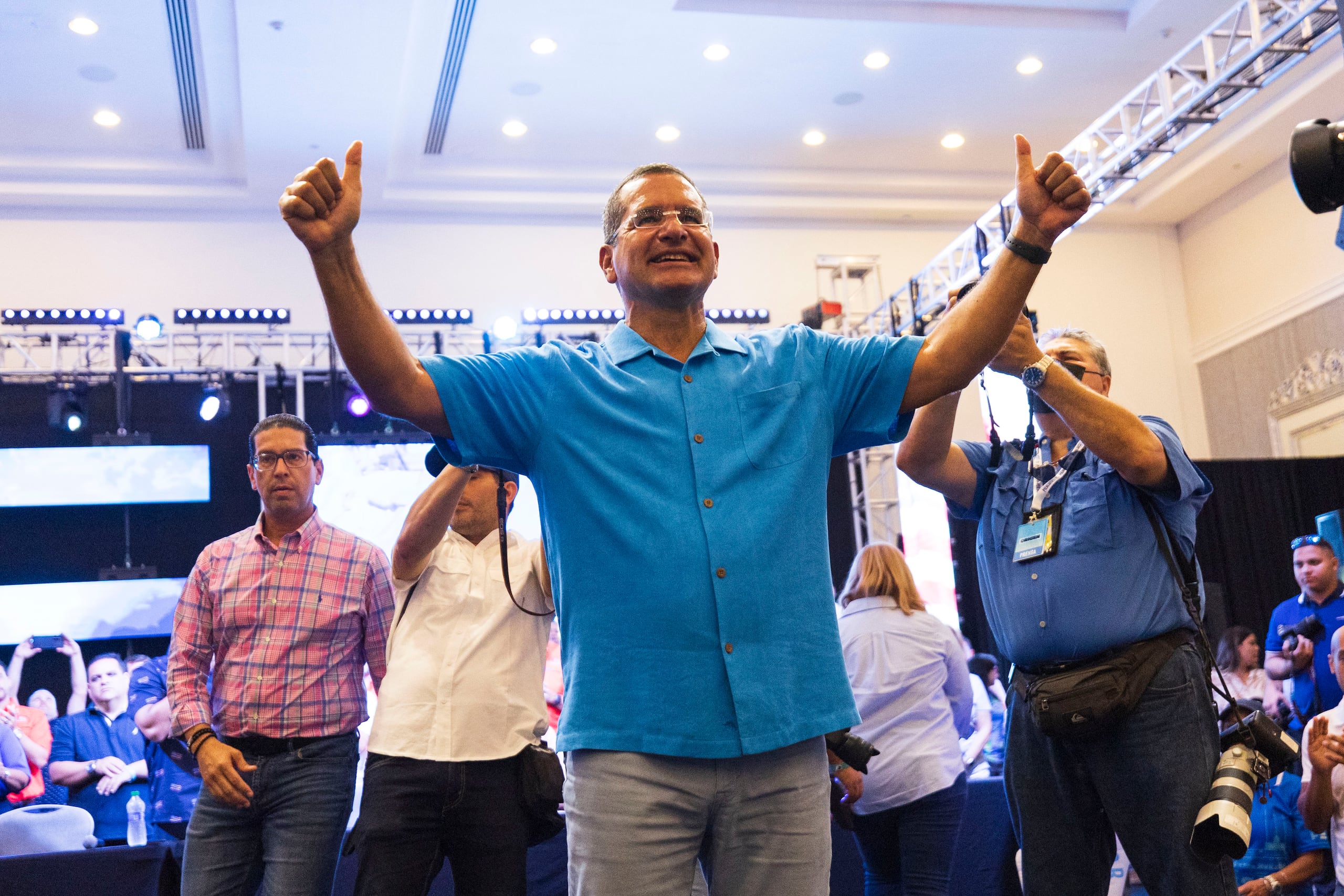 El gobernador y presidente del Partido Nuevo Progresista, Pedro Pierluisi, festeja durante una convención del Partido Nuevo Progresista (PNP).