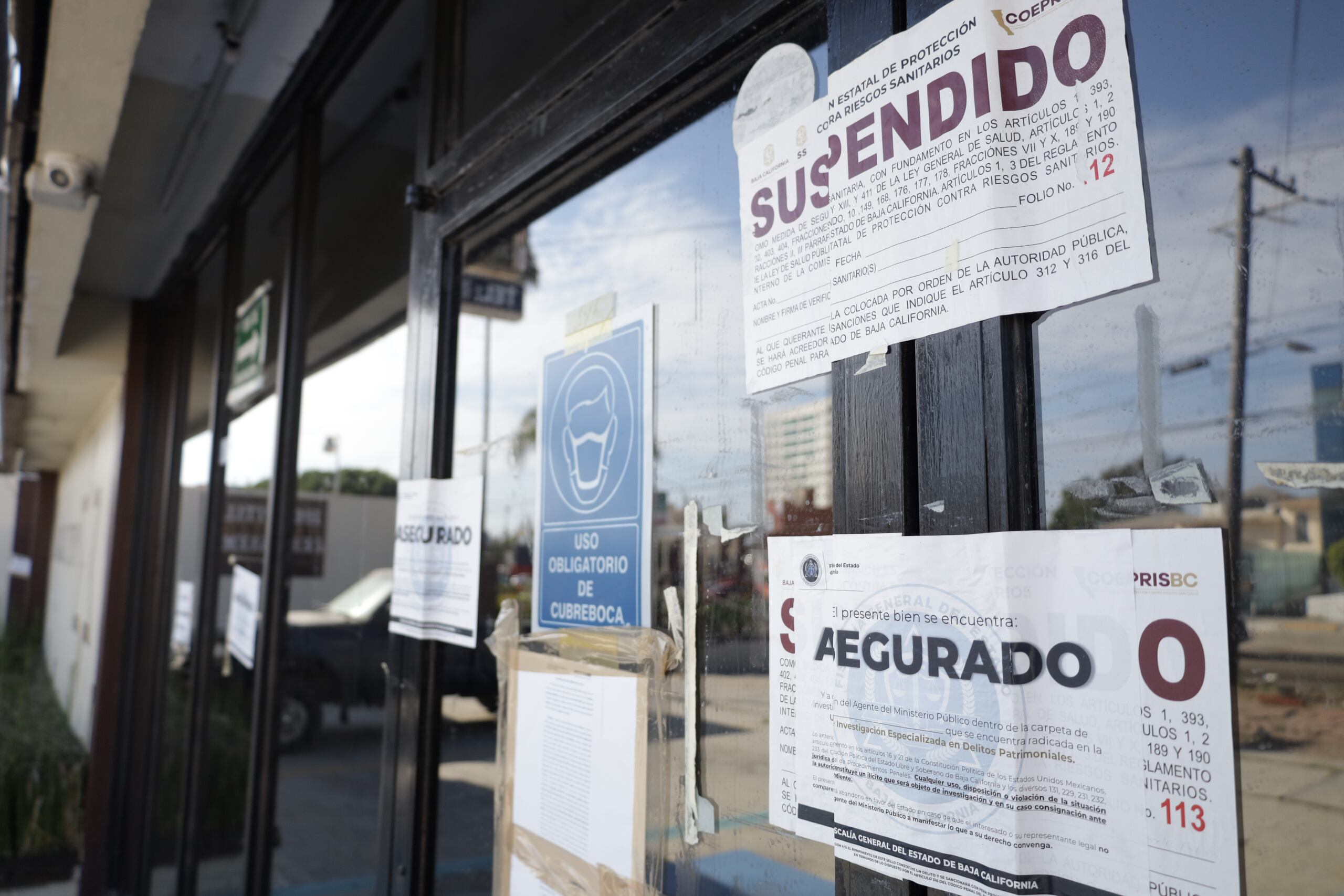 Fotografía de la entrada del hospital privado Jerusalem con sellos de suspensión, el 1 de agosto de 2022, en Tijuana (México). EFE/ Joebeth Terriquez
