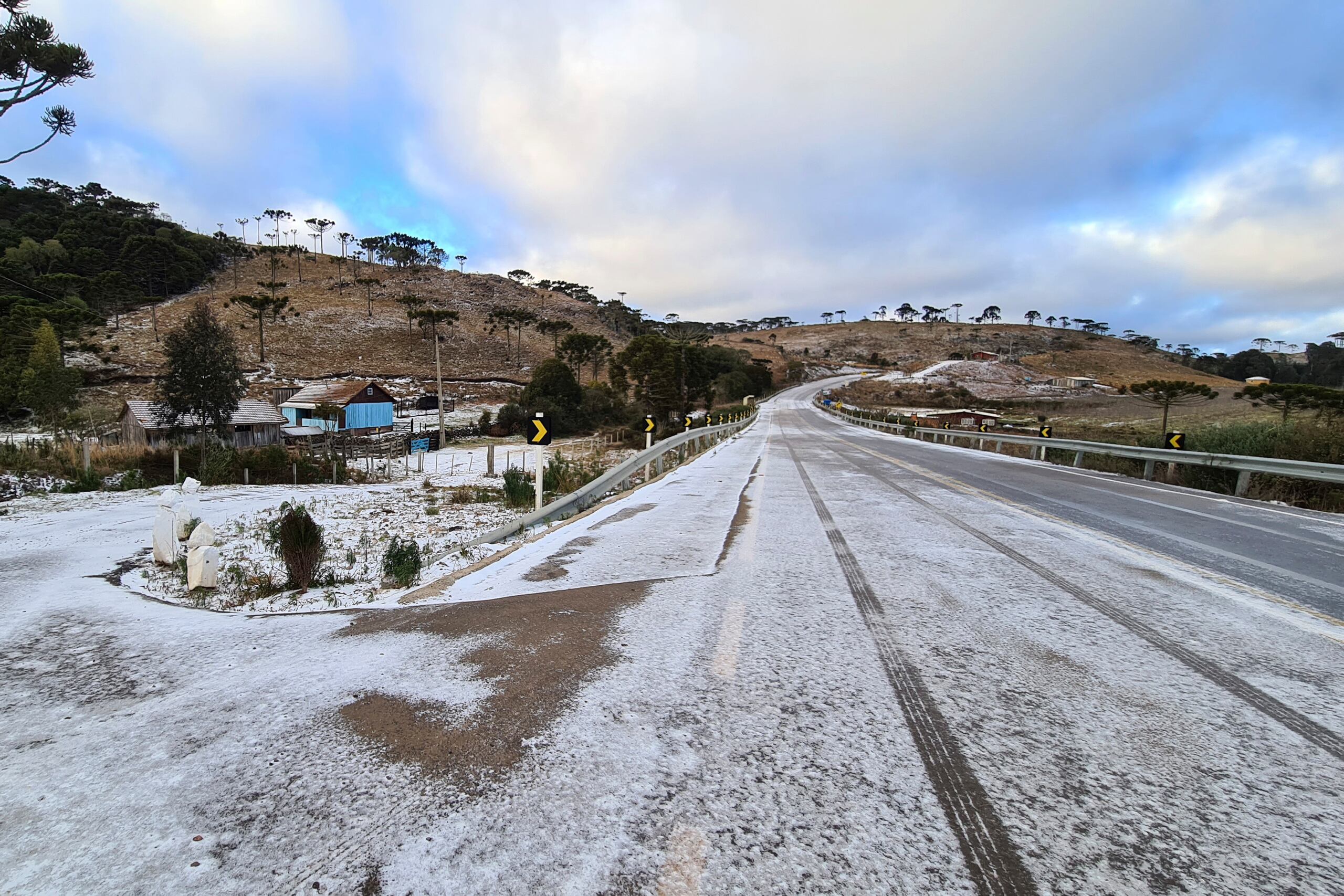 Más de 40 ciudades reportaron nieve. (AP Photo/Mycchel Legnaghi)