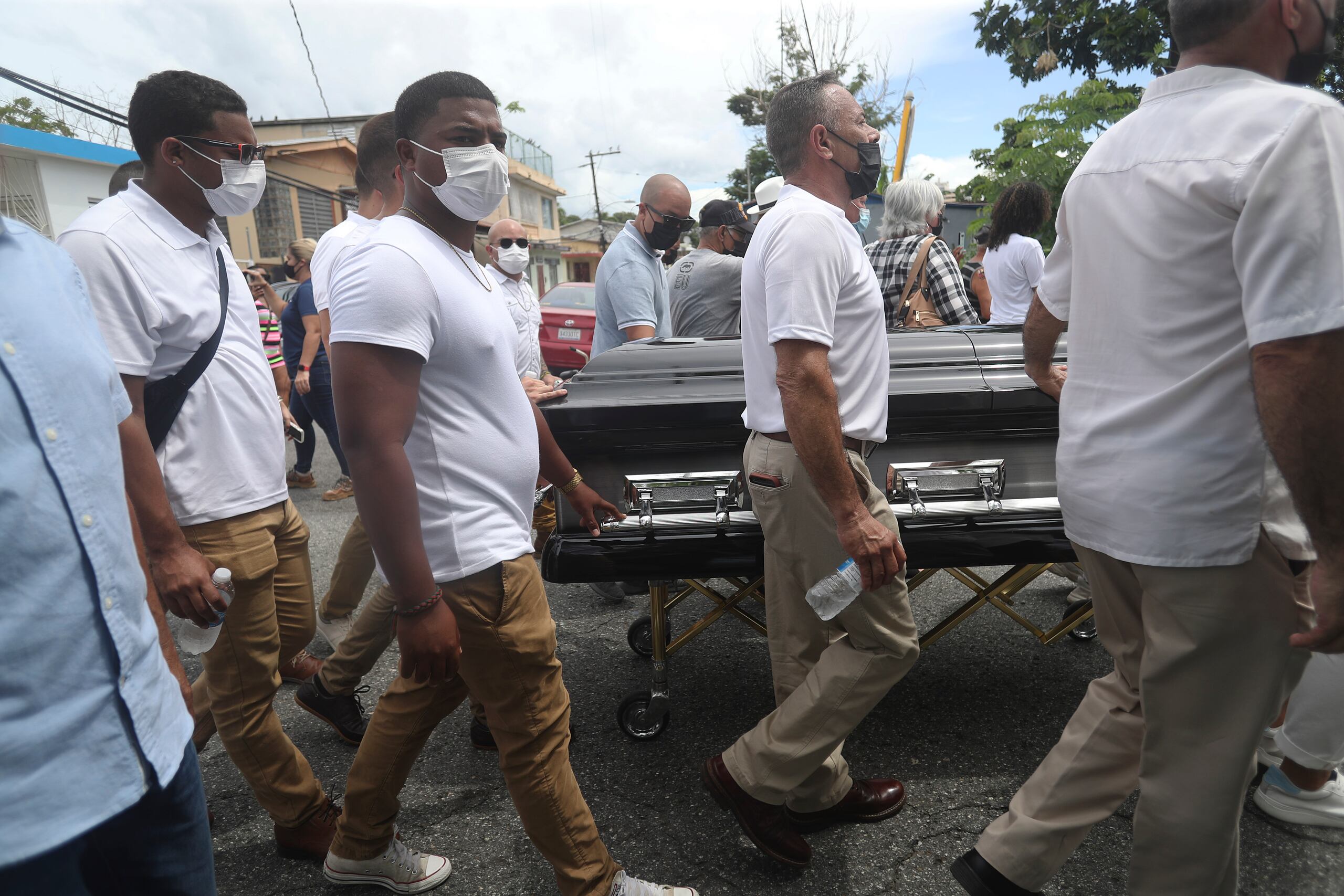 Familiares, amigos y fanáticos participan de los actos fúnebres de Roberto Roena en Mayagüez, cuyos restos llegaron al barrio Dulces Labios a media mañana. 