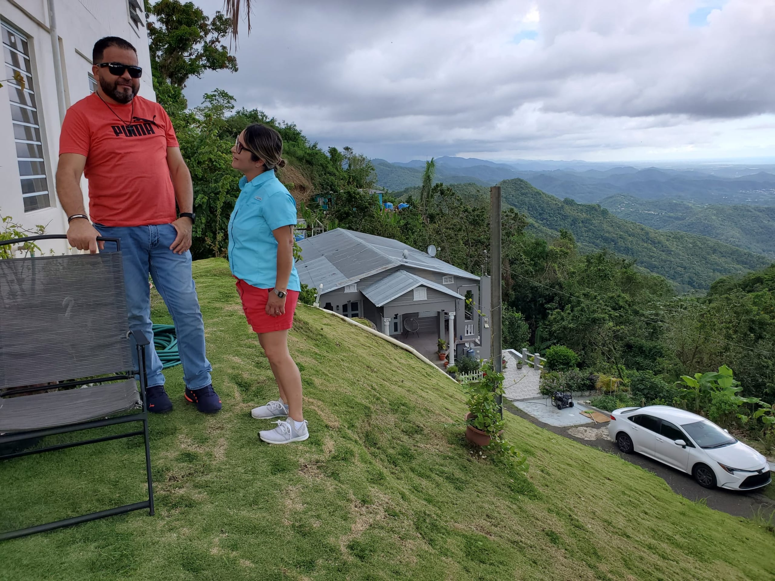 Reinaldo Robles Quiñones y Jessica Vegas Santiago, residentes del sector Corea en el barrio Quebrada Ceiba en Peñuelas.