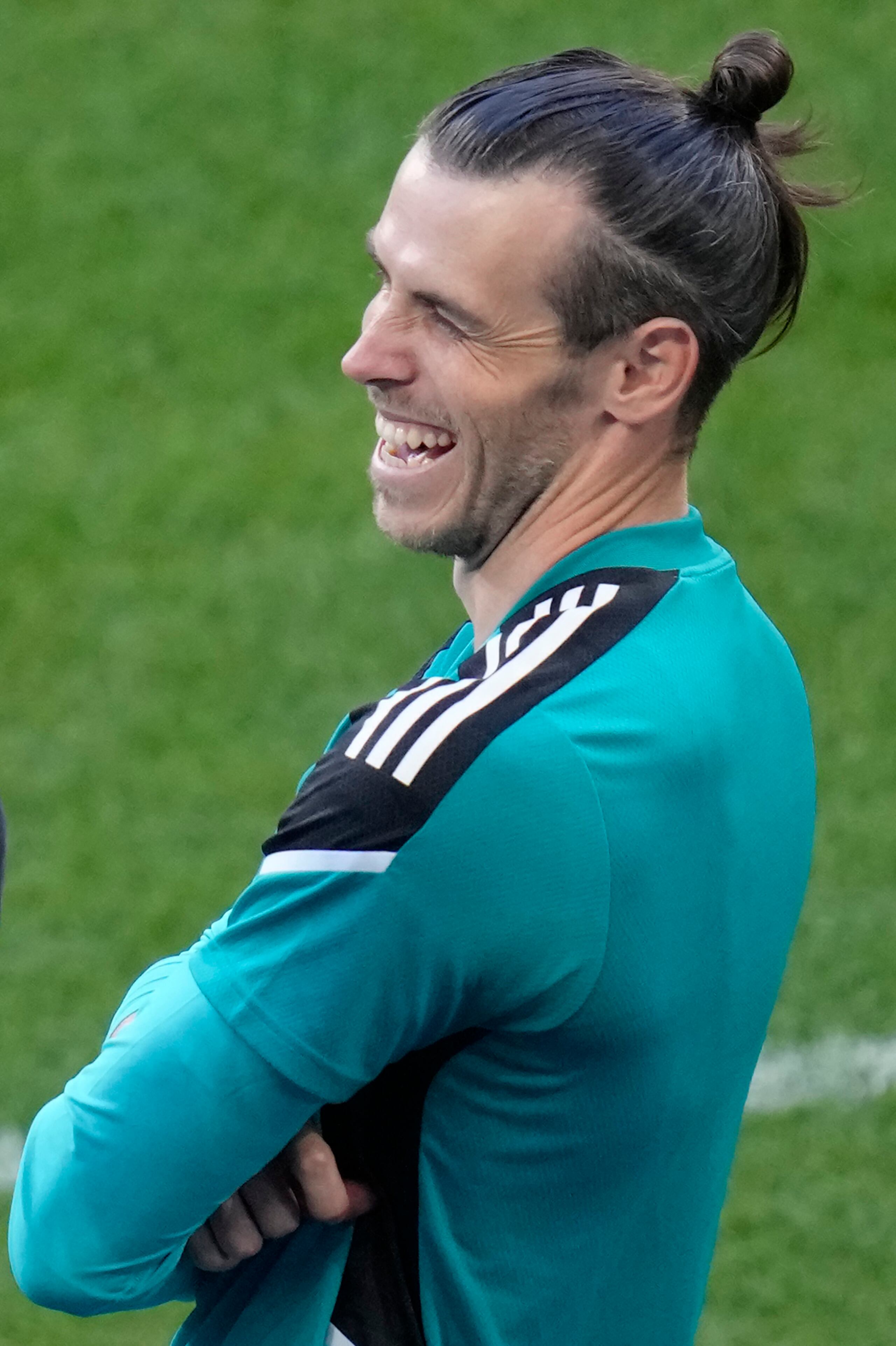 El atacante de Real Madrid Gareth Bale sonría durante una sesión de entrenamientos en el Stade de France en Saint-Denis, cerca de París, el 27 de mayo del 2022. Bale confirmó el 1 de junio que deja el Real Madrid, diciendo que está feliz por haber cumplido su sueño de jugar para el gigante español. (AP Foto/Kirsty Wigglesworth)