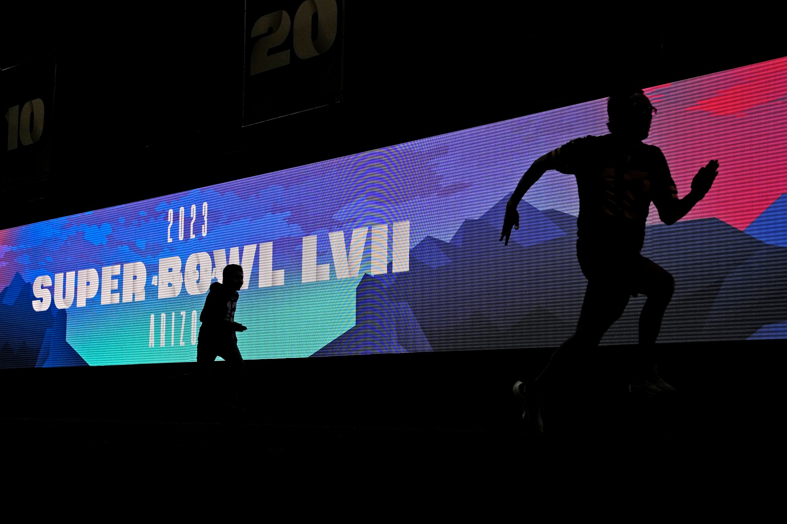 Aficionados realizan la carrera de 40 yardas en el NFL Experience antes del Super Bowl el sábado 11 de febrero del 2023.