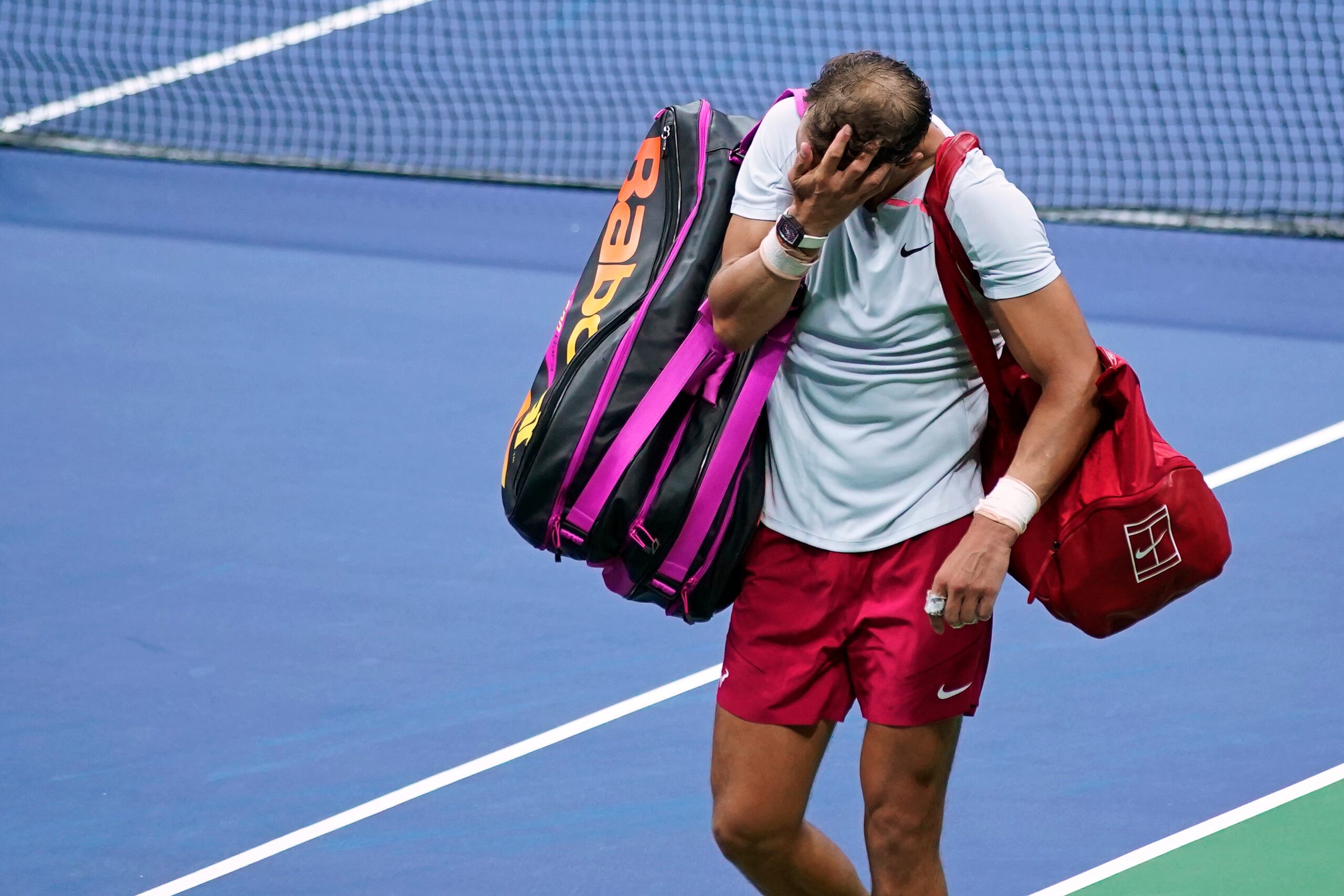 Rafael Nadal abandona la cancha luego de su revés.