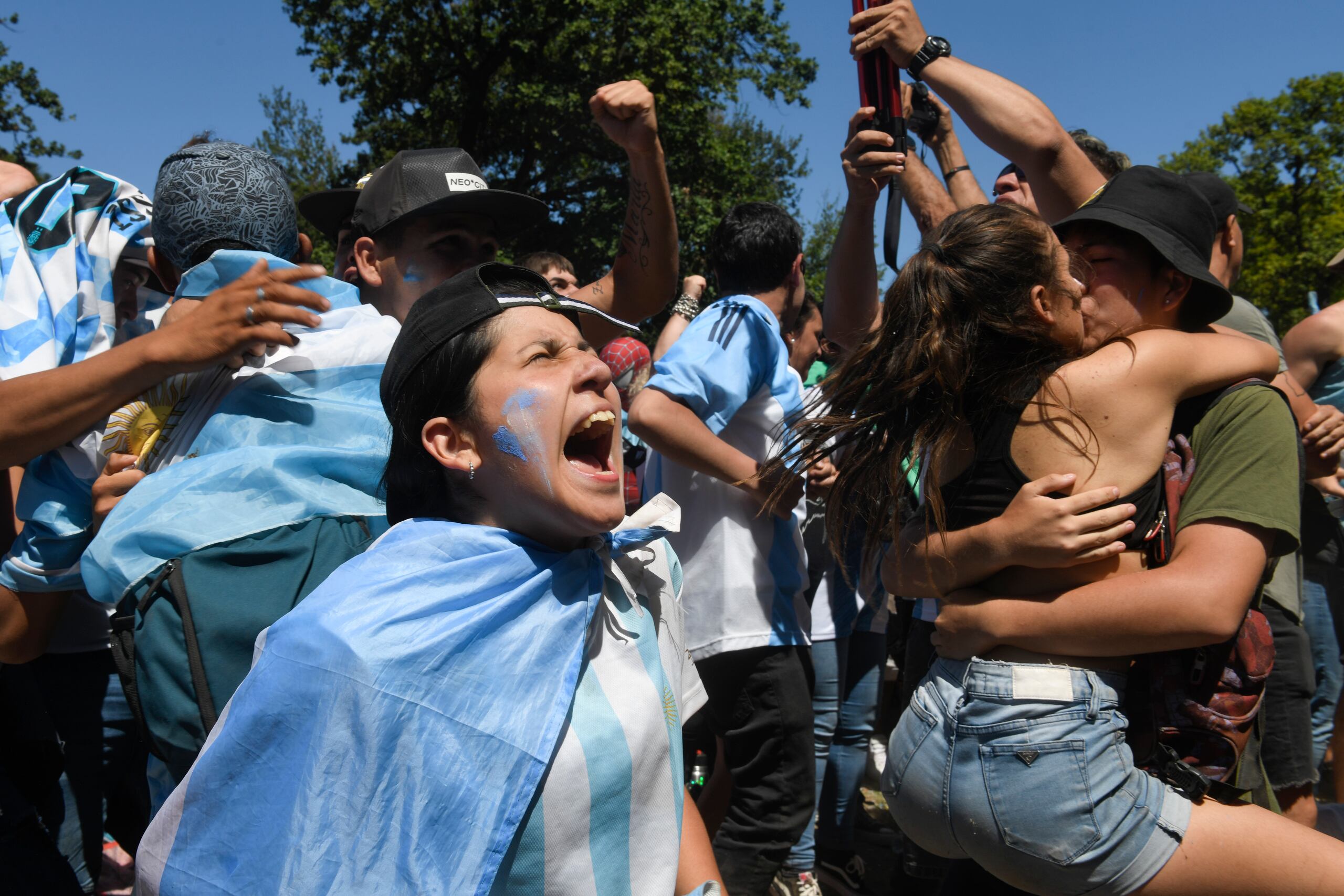 Hinchas argentinos festejan en Buenos Aires tras la coronación en la final de la Copa del Mundo.