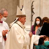 El papa celebra la Misa del Gallo más solitaria y llama a la fraternidad
