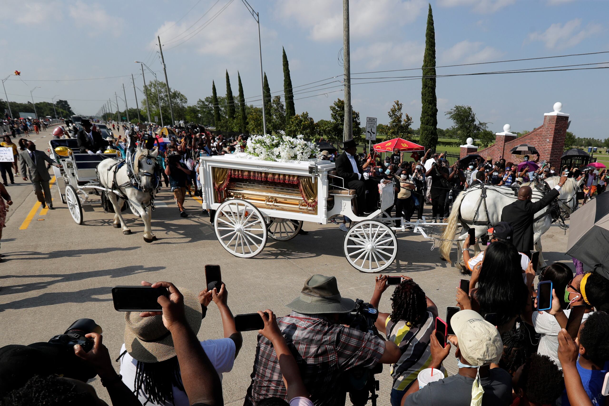 La procesión fúnebre de George Floyd en su llegada ayer al cementerio Houston Memorial Gardens.